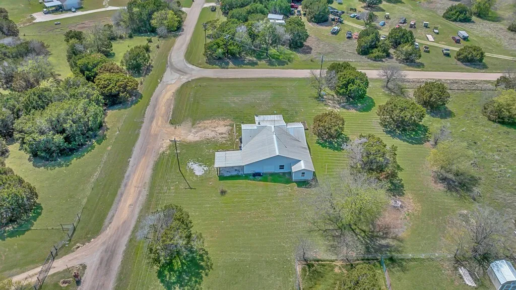 Single Family Residence For Sale in Bosque County , 105 County Road 3590, China Spring, Texas 76633, 3 Bedroom, 2 Bathroom, 1 Garage spaces, 1,309 Sqft, built in 1980, Preowned, mls#21220545, Real Estate Agent in China Spring, Homes For Sale in Bosque county, Homes For Sale in China Spring, Realtor in China Spring Texas, Real Estate Brokerage Independent Realty Texas, Luminita Cordes Realtor