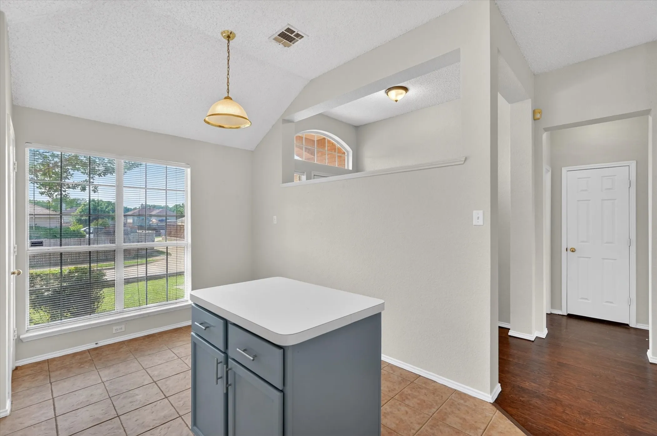 Single Family Residence For Sale in Dallas County , 830 Orian Drive, Mesquite, Texas 75181, 3 Bedrooms, 2 Bathrooms, 2 Garage spaces, 1,452 Sqft, built in 1997, Price $259,000, mls#21247377, Real Estate Agent in Mesquite, Homes For Sale in Dallas county, Homes For Sale in Mesquite, Realtor in Mesquite Texas, Real Estate Brokerage Independent Realty Texas, Luminita Cordes Realtor
