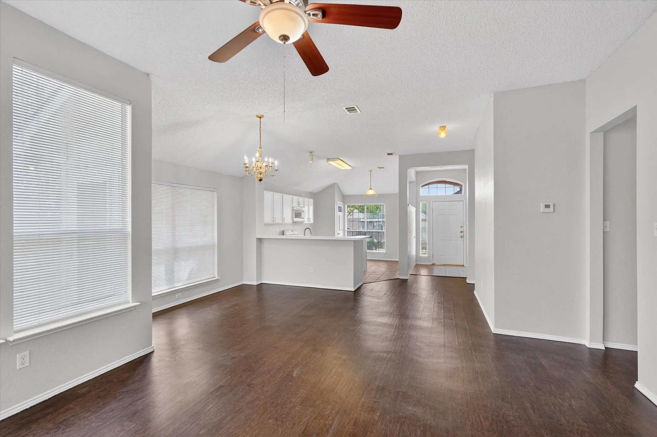 Single Family Residence For Sale in Dallas County , 830 Orian Drive, Mesquite, Texas 75181, 3 Bedrooms, 2 Bathrooms, 2 Garage spaces, 1,452 Sqft, built in 1997, Price $259,000, mls#21247377, Real Estate Agent in Mesquite, Homes For Sale in Dallas county, Homes For Sale in Mesquite, Realtor in Mesquite Texas, Real Estate Brokerage Independent Realty Texas, Luminita Cordes Realtor
