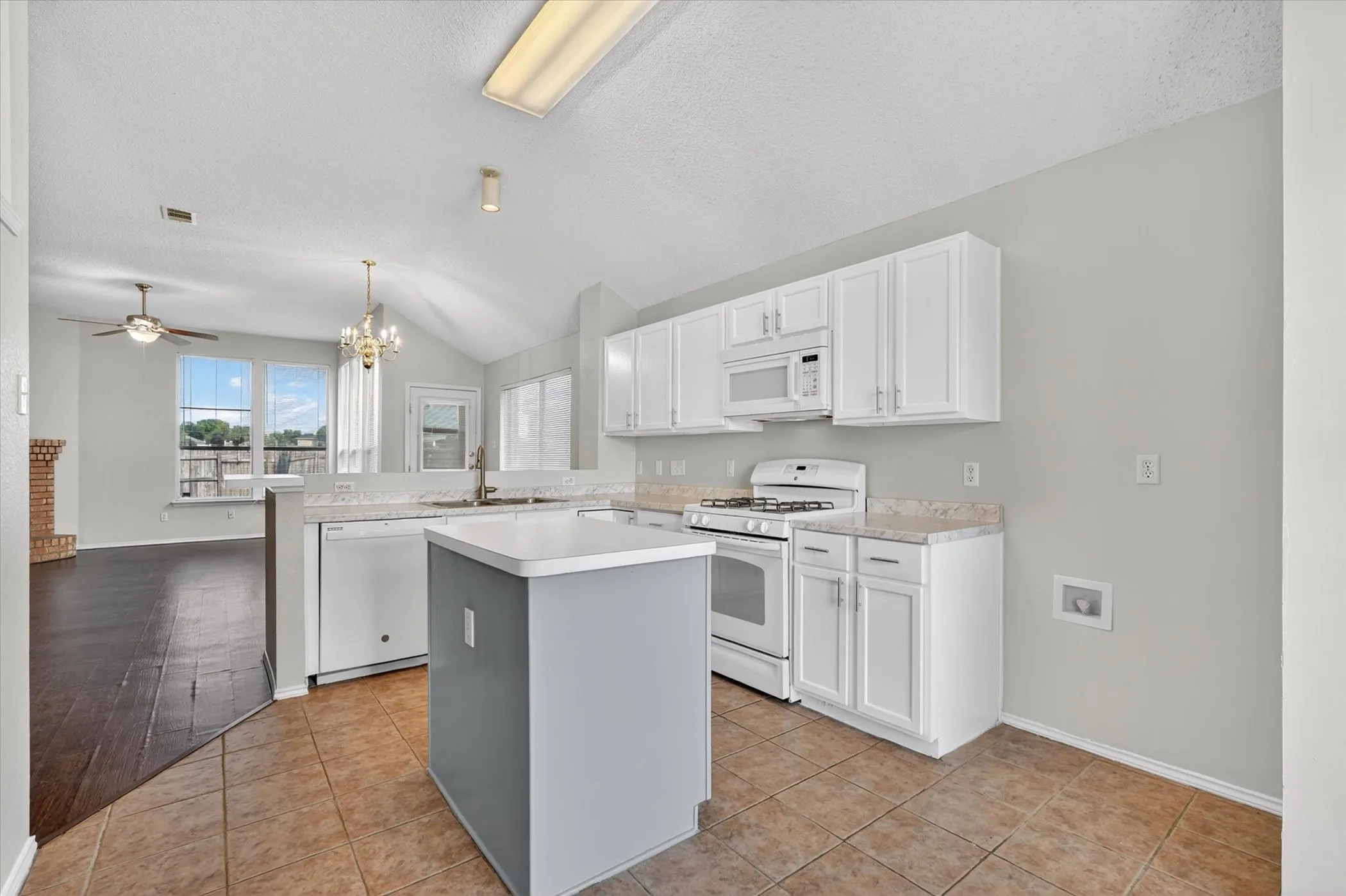 Single Family Residence For Sale in Dallas County , 830 Orian Drive, Mesquite, Texas 75181, 3 Bedrooms, 2 Bathrooms, 2 Garage spaces, 1,452 Sqft, built in 1997, Price $259,000, mls#21247377, Real Estate Agent in Mesquite, Homes For Sale in Dallas county, Homes For Sale in Mesquite, Realtor in Mesquite Texas, Real Estate Brokerage Independent Realty Texas, Luminita Cordes Realtor