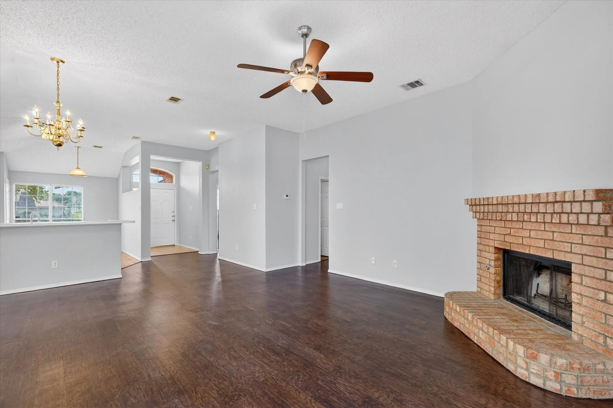 Single Family Residence For Sale in Dallas County , 830 Orian Drive, Mesquite, Texas 75181, 3 Bedrooms, 2 Bathrooms, 2 Garage spaces, 1,452 Sqft, built in 1997, Price $259,000, mls#21247377, Real Estate Agent in Mesquite, Homes For Sale in Dallas county, Homes For Sale in Mesquite, Realtor in Mesquite Texas, Real Estate Brokerage Independent Realty Texas, Luminita Cordes Realtor