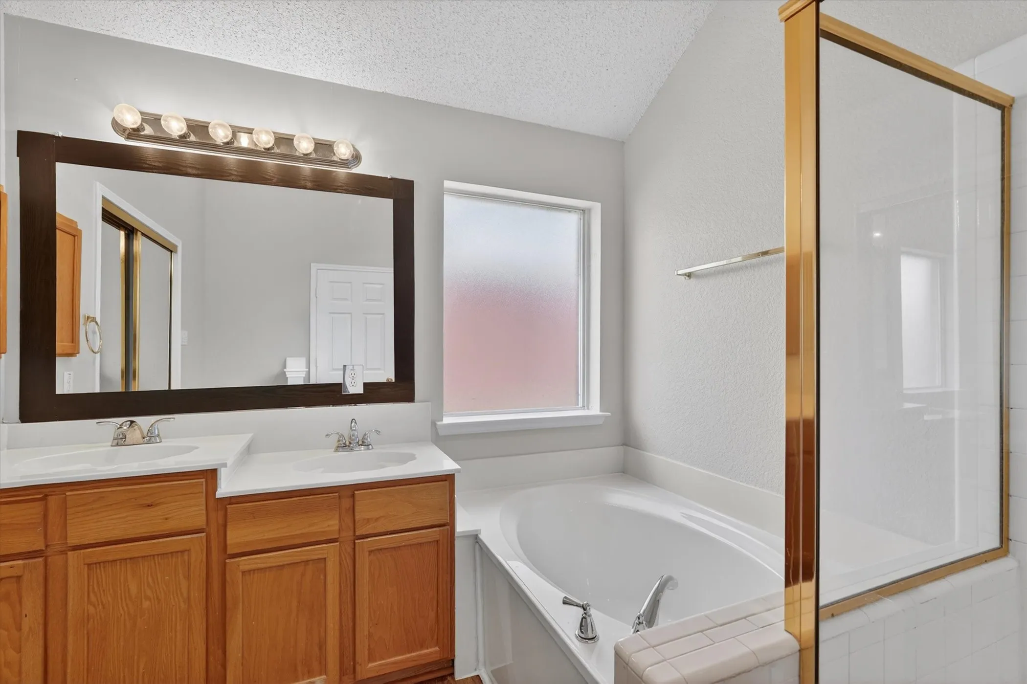 Single Family Residence For Sale in Dallas County , 830 Orian Drive, Mesquite, Texas 75181, 3 Bedrooms, 2 Bathrooms, 2 Garage spaces, 1,452 Sqft, built in 1997, Price $259,000, mls#21247377, Real Estate Agent in Mesquite, Homes For Sale in Dallas county, Homes For Sale in Mesquite, Realtor in Mesquite Texas, Real Estate Brokerage Independent Realty Texas, Luminita Cordes Realtor