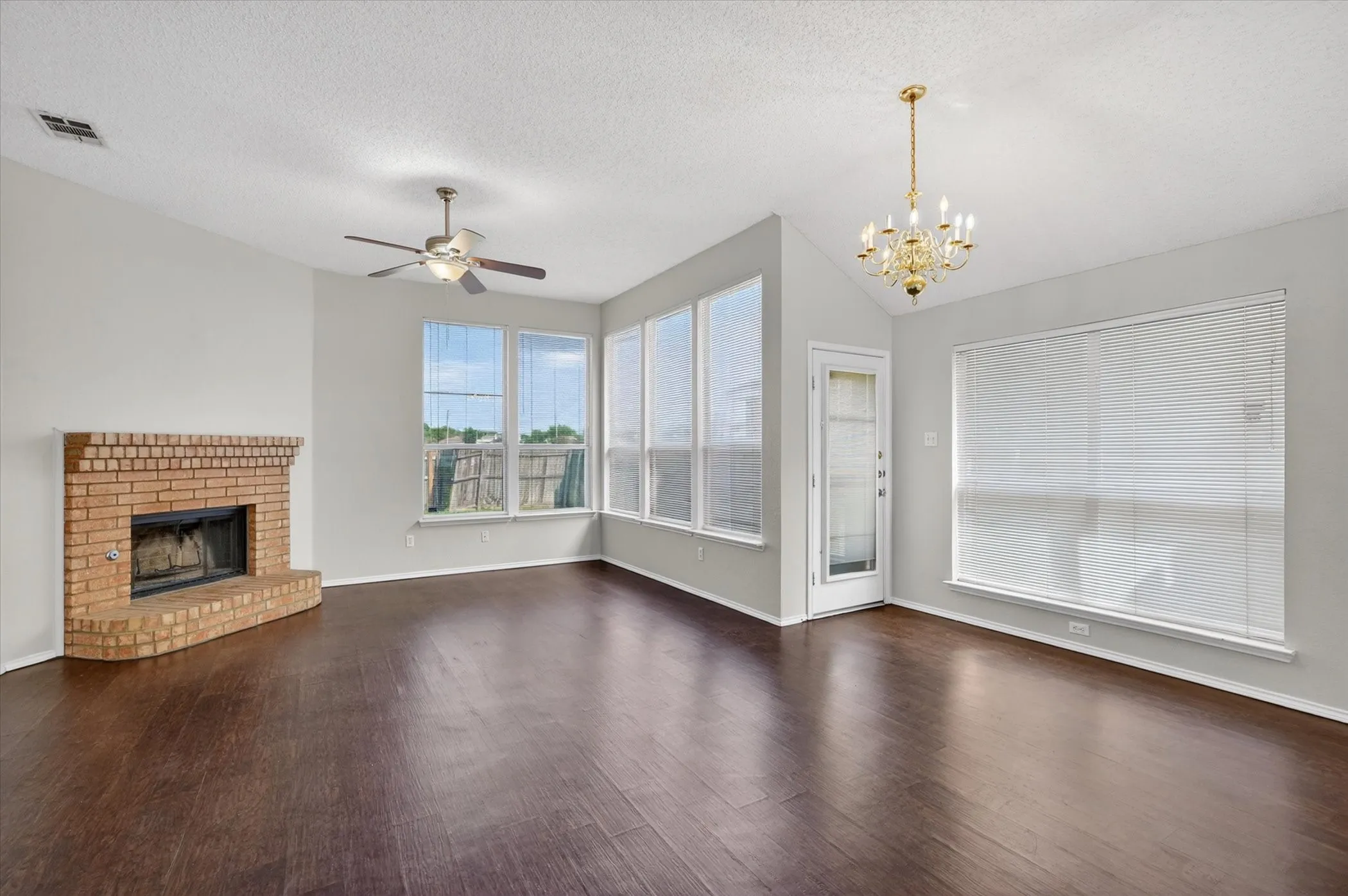 Single Family Residence For Sale in Dallas County , 830 Orian Drive, Mesquite, Texas 75181, 3 Bedrooms, 2 Bathrooms, 2 Garage spaces, 1,452 Sqft, built in 1997, Price $259,000, mls#21247377, Real Estate Agent in Mesquite, Homes For Sale in Dallas county, Homes For Sale in Mesquite, Realtor in Mesquite Texas, Real Estate Brokerage Independent Realty Texas, Luminita Cordes Realtor