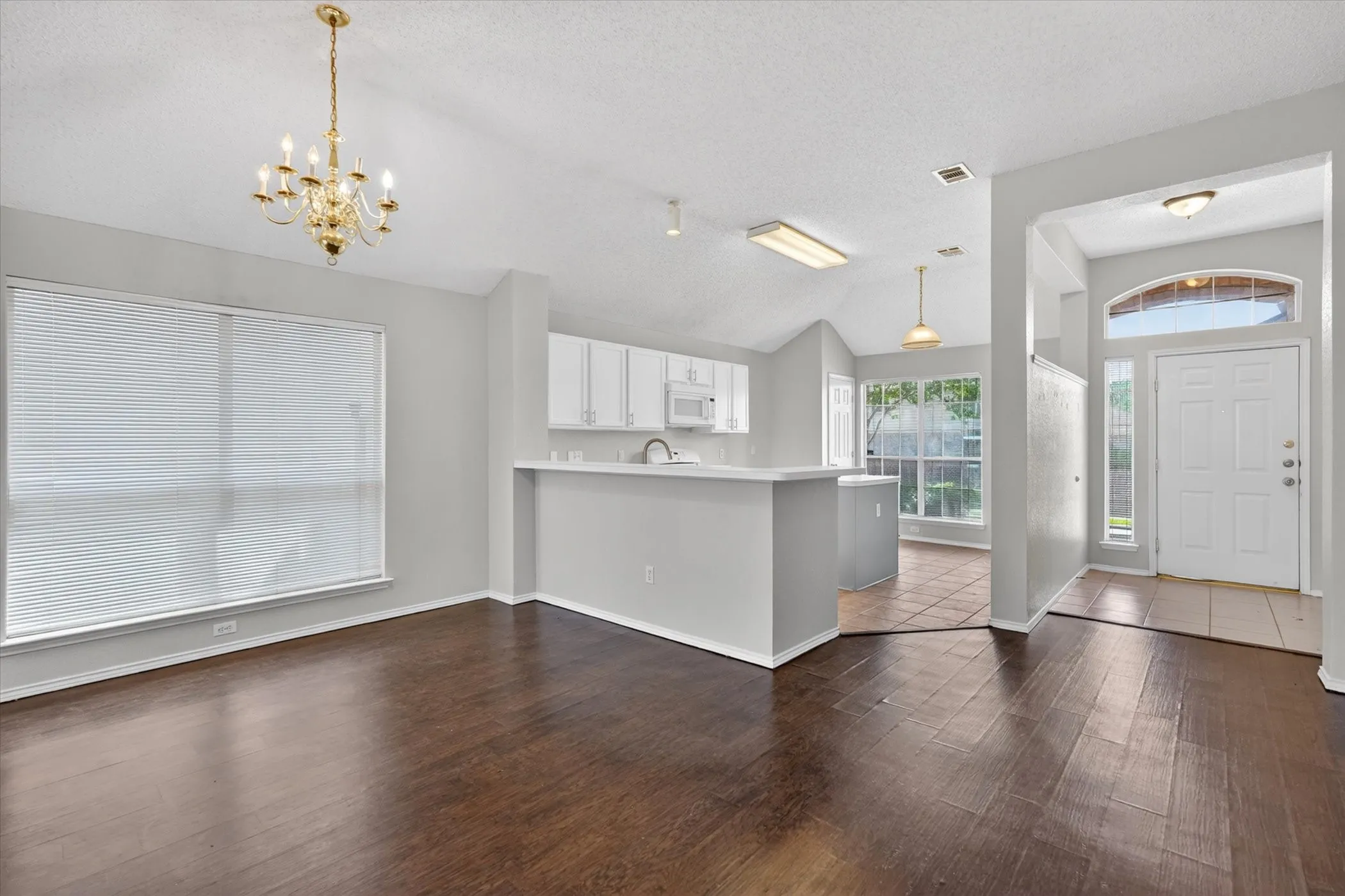 Single Family Residence For Sale in Dallas County , 830 Orian Drive, Mesquite, Texas 75181, 3 Bedrooms, 2 Bathrooms, 2 Garage spaces, 1,452 Sqft, built in 1997, Price $259,000, mls#21247377, Real Estate Agent in Mesquite, Homes For Sale in Dallas county, Homes For Sale in Mesquite, Realtor in Mesquite Texas, Real Estate Brokerage Independent Realty Texas, Luminita Cordes Realtor