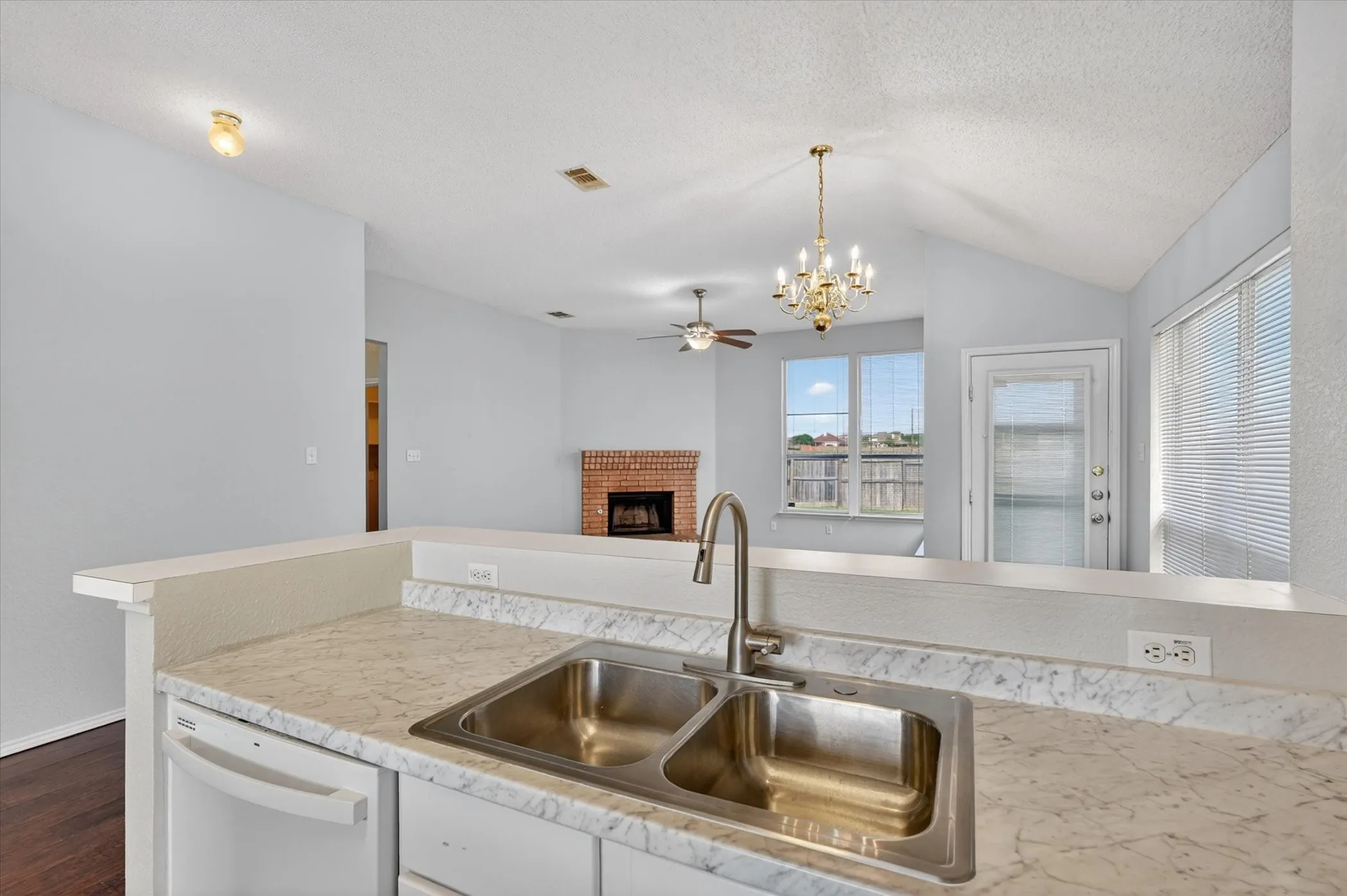 Single Family Residence For Sale in Dallas County , 830 Orian Drive, Mesquite, Texas 75181, 3 Bedrooms, 2 Bathrooms, 2 Garage spaces, 1,452 Sqft, built in 1997, Price $259,000, mls#21247377, Real Estate Agent in Mesquite, Homes For Sale in Dallas county, Homes For Sale in Mesquite, Realtor in Mesquite Texas, Real Estate Brokerage Independent Realty Texas, Luminita Cordes Realtor