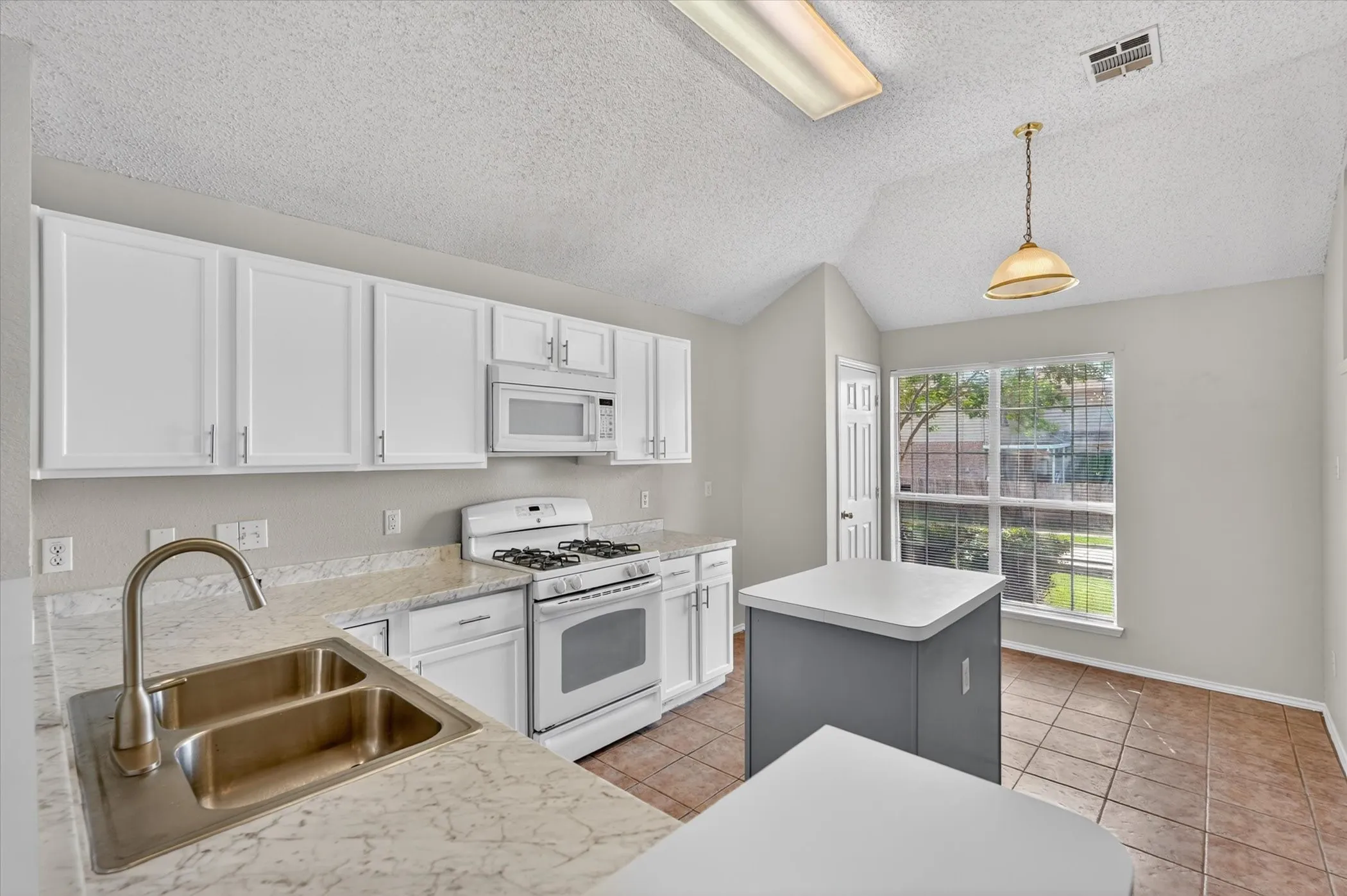Single Family Residence For Sale in Dallas County , 830 Orian Drive, Mesquite, Texas 75181, 3 Bedrooms, 2 Bathrooms, 2 Garage spaces, 1,452 Sqft, built in 1997, Price $259,000, mls#21247377, Real Estate Agent in Mesquite, Homes For Sale in Dallas county, Homes For Sale in Mesquite, Realtor in Mesquite Texas, Real Estate Brokerage Independent Realty Texas, Luminita Cordes Realtor