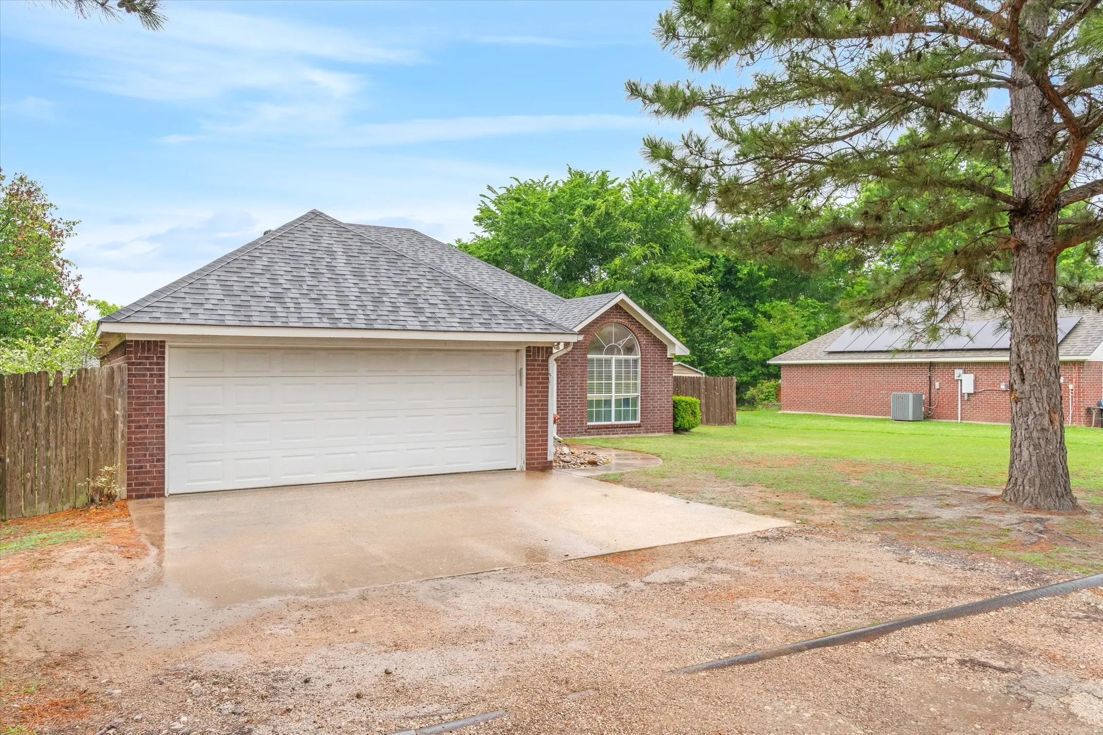 Single Family Residence For Sale in Van Zandt County , 560 Washington Street, Van, Texas 75790, 3 Bedroom, 2 Bathroom, 2 Garage spaces, 1,608 Sqft, built in 1998, mls#21241872, Real Estate Agent in Van, Homes For Sale in Van Zandt county, Homes For Sale in Van, Realtor in Van Texas, Real Estate Brokerage Independent Realty Texas, Luminita Cordes Realtor