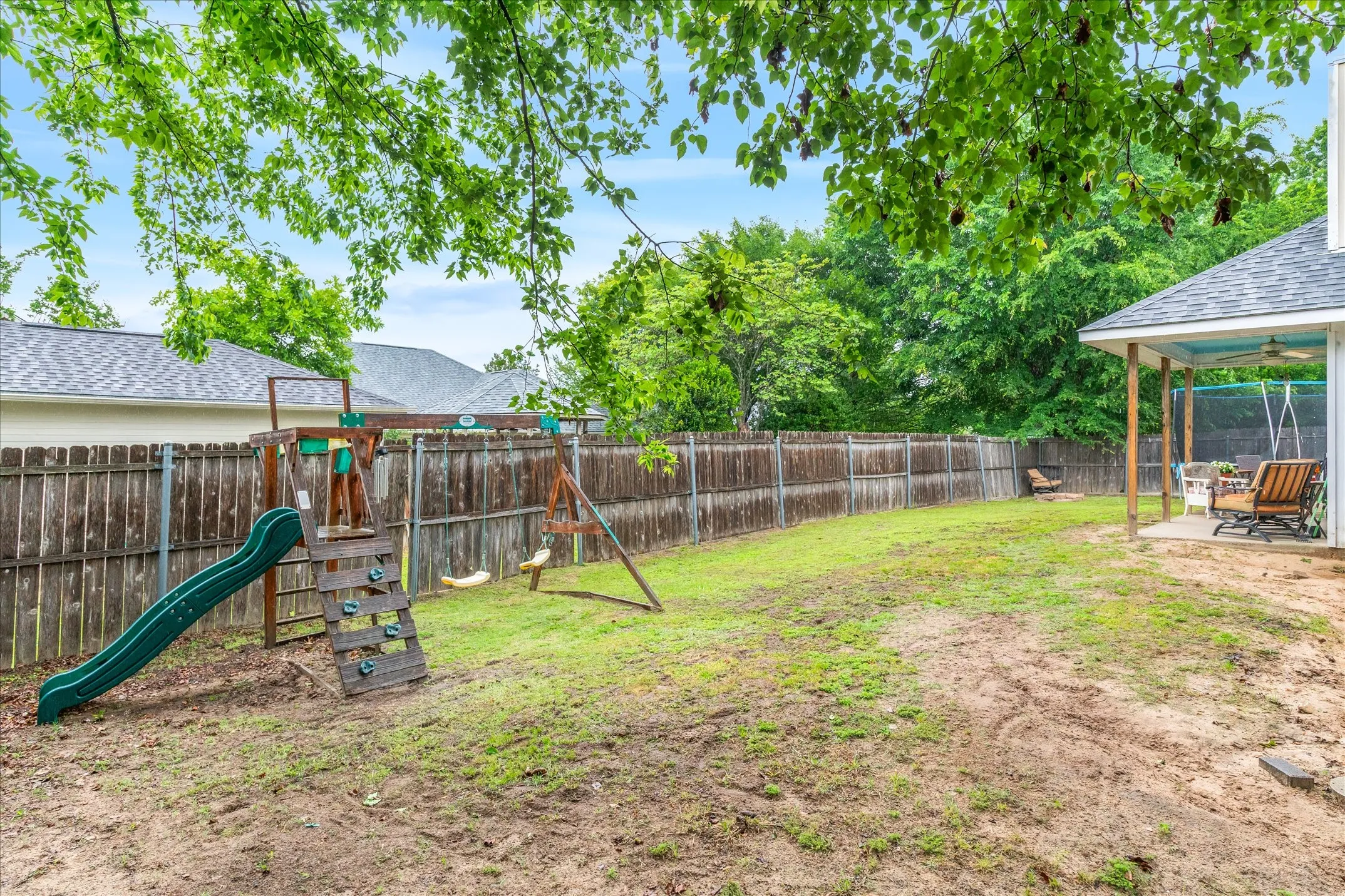 Single Family Residence For Sale in Van Zandt County , 560 Washington Street, Van, Texas 75790, 3 Bedroom, 2 Bathroom, 2 Garage spaces, 1,608 Sqft, built in 1998, mls#21241872, Real Estate Agent in Van, Homes For Sale in Van Zandt county, Homes For Sale in Van, Realtor in Van Texas, Real Estate Brokerage Independent Realty Texas, Luminita Cordes Realtor