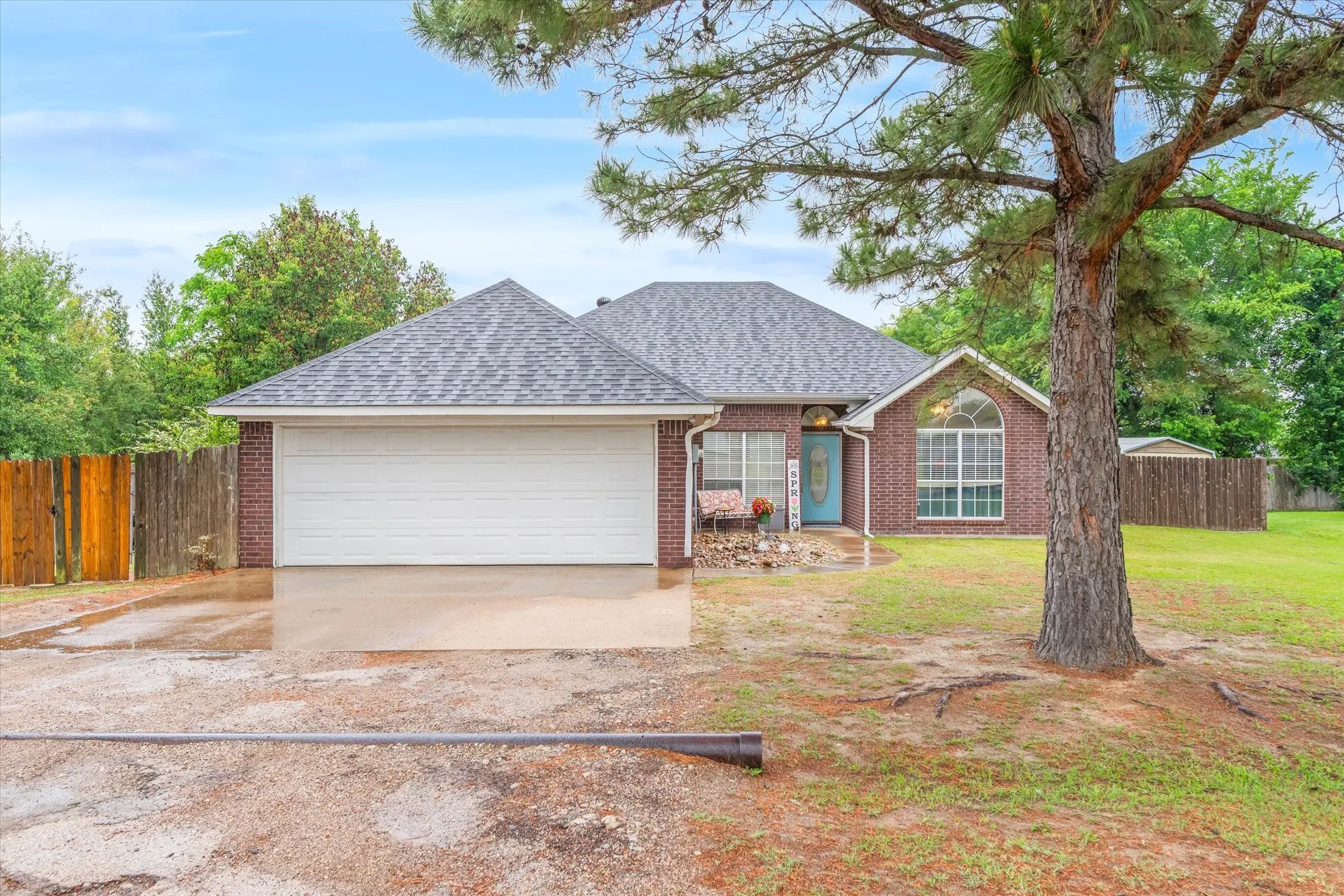 Single Family Residence For Sale in Van Zandt County , 560 Washington Street, Van, Texas 75790, 3 Bedroom, 2 Bathroom, 2 Garage spaces, 1,608 Sqft, built in 1998, mls#21241872, Real Estate Agent in Van, Homes For Sale in Van Zandt county, Homes For Sale in Van, Realtor in Van Texas, Real Estate Brokerage Independent Realty Texas, Luminita Cordes Realtor