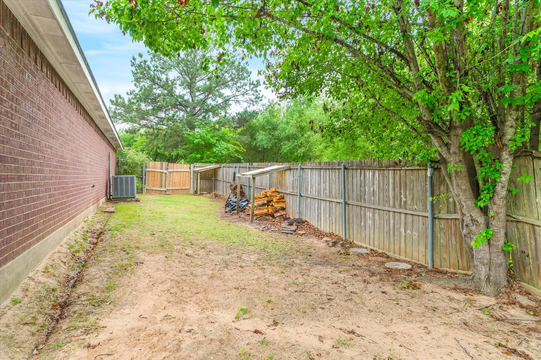 Single Family Residence For Sale in Van Zandt County , 560 Washington Street, Van, Texas 75790, 3 Bedroom, 2 Bathroom, 2 Garage spaces, 1,608 Sqft, built in 1998, mls#21241872, Real Estate Agent in Van, Homes For Sale in Van Zandt county, Homes For Sale in Van, Realtor in Van Texas, Real Estate Brokerage Independent Realty Texas, Luminita Cordes Realtor