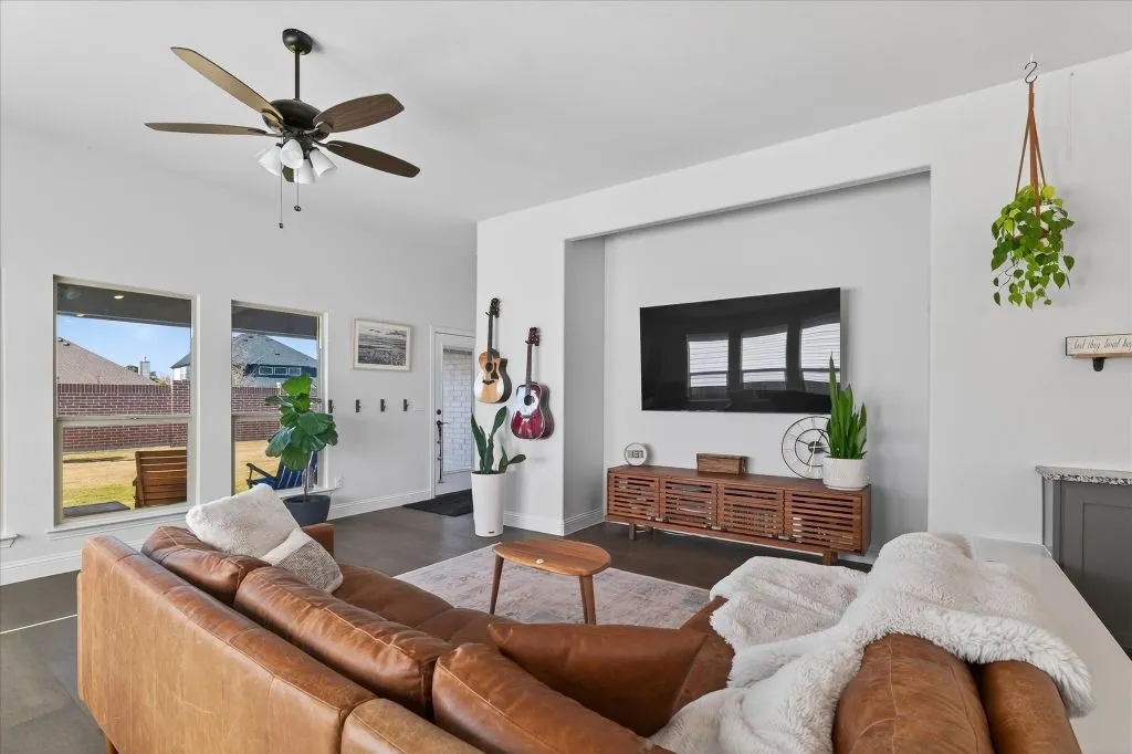 Single Family Residence For Sale in Collin County , 5305 Girard Street, Mc Kinney, Texas 75071, 3 Bedroom, 2 Bathroom, 2 Garage spaces, 1,850 Sqft, built in 2022, Preowned, mls#21247448, Real Estate Agent in Mc Kinney, Homes For Sale in Collin county, Homes For Sale in Mc Kinney, Realtor in Mc Kinney Texas, Real Estate Brokerage Independent Realty Texas, Luminita Cordes Realtor