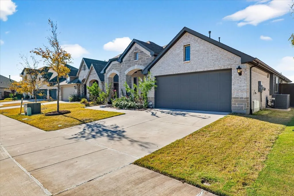 Single Family Residence For Sale in Collin County , 5305 Girard Street, Mc Kinney, Texas 75071, 3 Bedroom, 2 Bathroom, 2 Garage spaces, 1,850 Sqft, built in 2022, Preowned, mls#21247448, Real Estate Agent in Mc Kinney, Homes For Sale in Collin county, Homes For Sale in Mc Kinney, Realtor in Mc Kinney Texas, Real Estate Brokerage Independent Realty Texas, Luminita Cordes Realtor