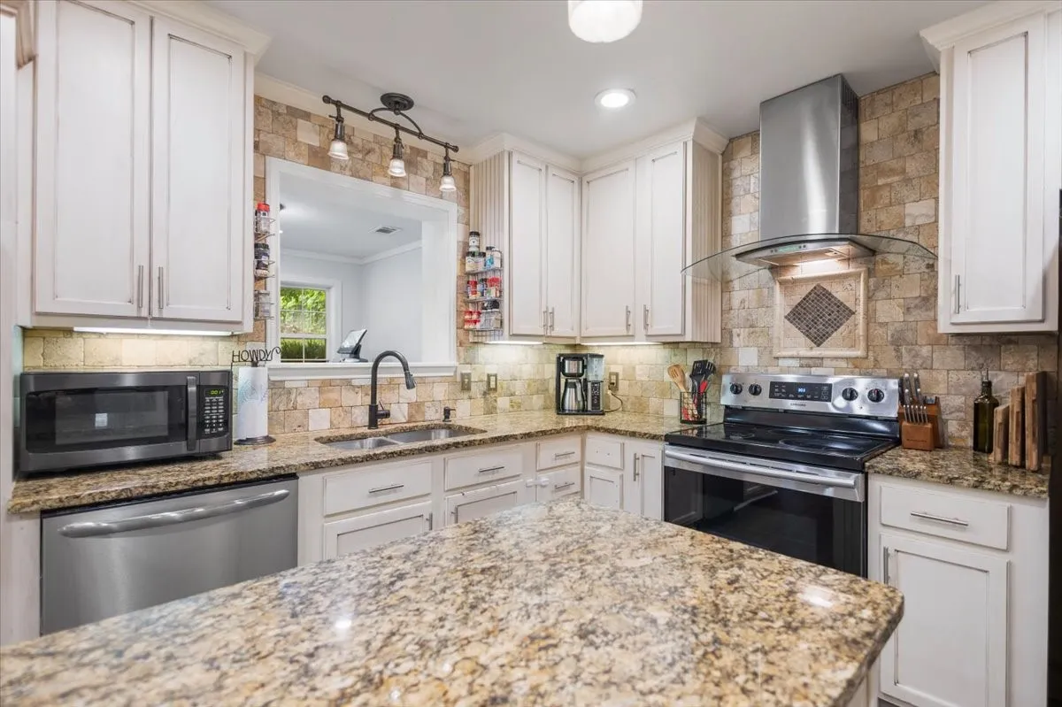 Single Family Residence For Sale in Smith County , 1327 BRIDLE PATH Lane, Hideaway, Texas 75771, 3 Bedroom, 2 Bathroom, Garage spaces, 1,778 Sqft, built in 1982, Preowned, mls#21247434, Real Estate Agent in Hideaway, Homes For Sale in Smith county, Homes For Sale in Hideaway, Realtor in Hideaway Texas, Real Estate Brokerage Independent Realty Texas, Luminita Cordes Realtor