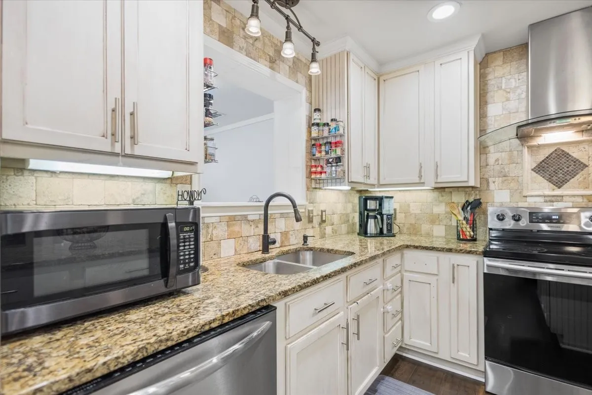 Single Family Residence For Sale in Smith County , 1327 BRIDLE PATH Lane, Hideaway, Texas 75771, 3 Bedroom, 2 Bathroom, Garage spaces, 1,778 Sqft, built in 1982, Preowned, mls#21247434, Real Estate Agent in Hideaway, Homes For Sale in Smith county, Homes For Sale in Hideaway, Realtor in Hideaway Texas, Real Estate Brokerage Independent Realty Texas, Luminita Cordes Realtor
