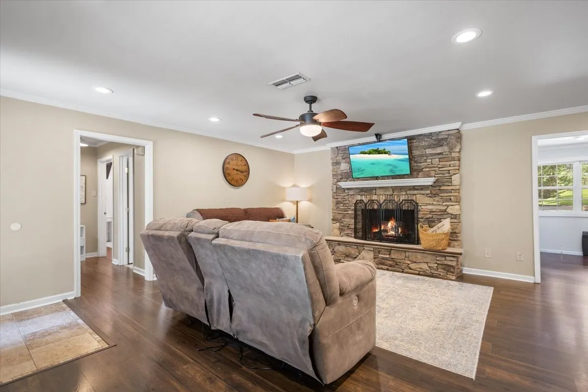 Single Family Residence For Sale in Smith County , 1327 BRIDLE PATH Lane, Hideaway, Texas 75771, 3 Bedroom, 2 Bathroom, Garage spaces, 1,778 Sqft, built in 1982, Preowned, mls#21247434, Real Estate Agent in Hideaway, Homes For Sale in Smith county, Homes For Sale in Hideaway, Realtor in Hideaway Texas, Real Estate Brokerage Independent Realty Texas, Luminita Cordes Realtor