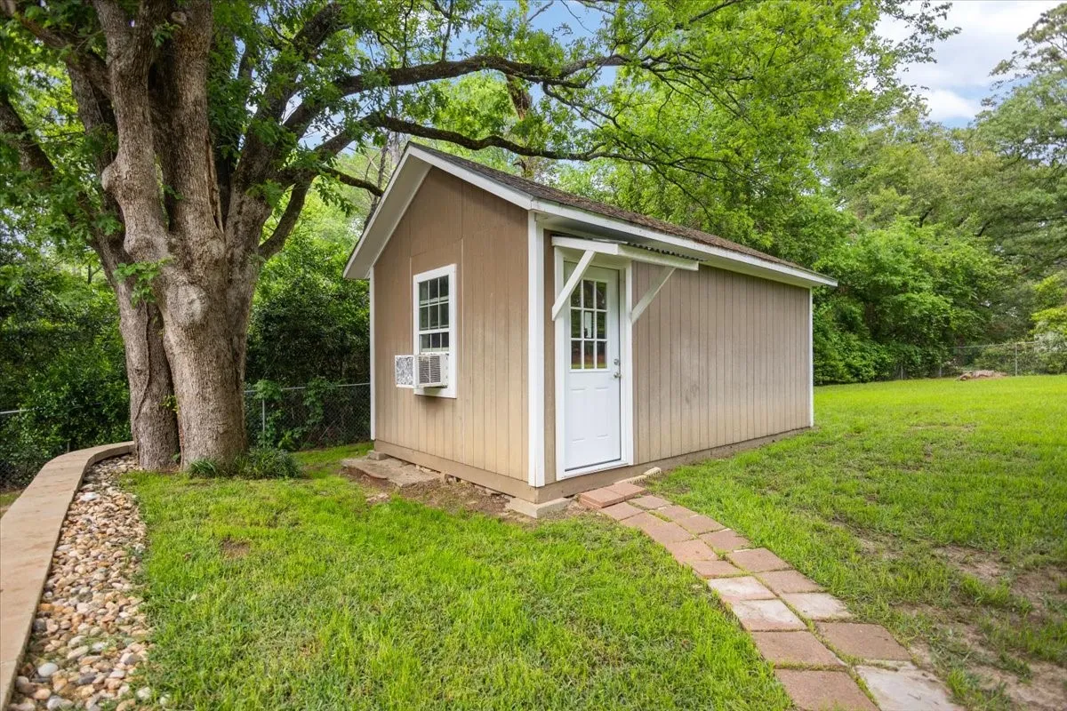 Single Family Residence For Sale in Smith County , 1327 BRIDLE PATH Lane, Hideaway, Texas 75771, 3 Bedroom, 2 Bathroom, Garage spaces, 1,778 Sqft, built in 1982, Preowned, mls#21247434, Real Estate Agent in Hideaway, Homes For Sale in Smith county, Homes For Sale in Hideaway, Realtor in Hideaway Texas, Real Estate Brokerage Independent Realty Texas, Luminita Cordes Realtor