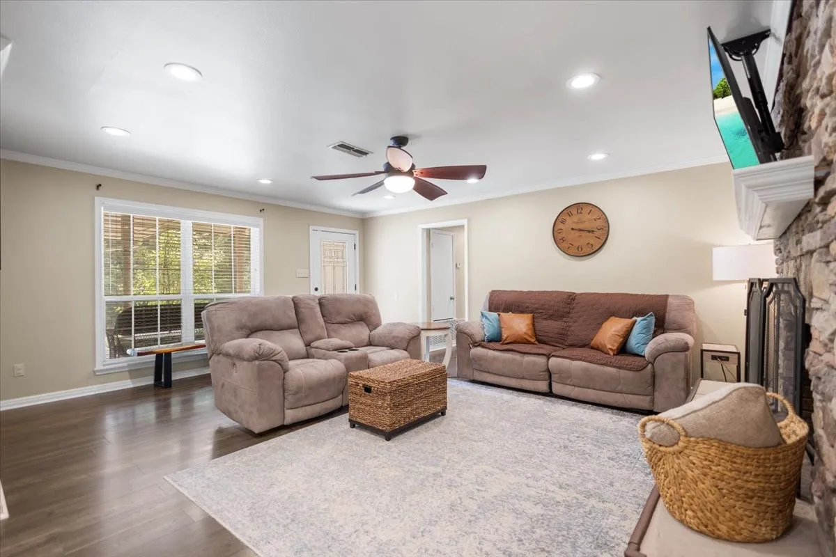 Single Family Residence For Sale in Smith County , 1327 BRIDLE PATH Lane, Hideaway, Texas 75771, 3 Bedroom, 2 Bathroom, Garage spaces, 1,778 Sqft, built in 1982, Preowned, mls#21247434, Real Estate Agent in Hideaway, Homes For Sale in Smith county, Homes For Sale in Hideaway, Realtor in Hideaway Texas, Real Estate Brokerage Independent Realty Texas, Luminita Cordes Realtor