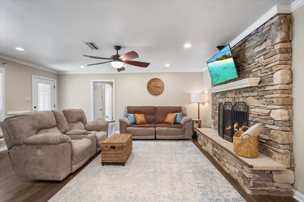 Single Family Residence For Sale in Smith County , 1327 BRIDLE PATH Lane, Hideaway, Texas 75771, 3 Bedroom, 2 Bathroom, Garage spaces, 1,778 Sqft, built in 1982, Preowned, mls#21247434, Real Estate Agent in Hideaway, Homes For Sale in Smith county, Homes For Sale in Hideaway, Realtor in Hideaway Texas, Real Estate Brokerage Independent Realty Texas, Luminita Cordes Realtor