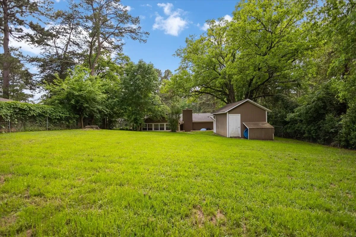 Single Family Residence For Sale in Smith County , 1327 BRIDLE PATH Lane, Hideaway, Texas 75771, 3 Bedroom, 2 Bathroom, Garage spaces, 1,778 Sqft, built in 1982, Preowned, mls#21247434, Real Estate Agent in Hideaway, Homes For Sale in Smith county, Homes For Sale in Hideaway, Realtor in Hideaway Texas, Real Estate Brokerage Independent Realty Texas, Luminita Cordes Realtor