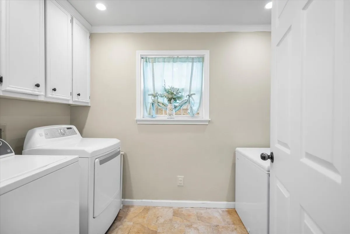 Single Family Residence For Sale in Smith County , 1327 BRIDLE PATH Lane, Hideaway, Texas 75771, 3 Bedroom, 2 Bathroom, Garage spaces, 1,778 Sqft, built in 1982, Preowned, mls#21247434, Real Estate Agent in Hideaway, Homes For Sale in Smith county, Homes For Sale in Hideaway, Realtor in Hideaway Texas, Real Estate Brokerage Independent Realty Texas, Luminita Cordes Realtor