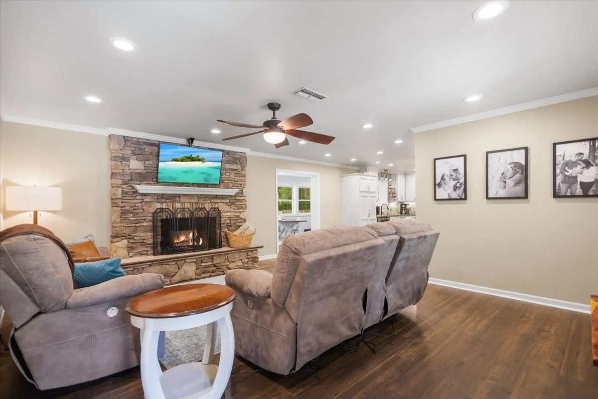 Single Family Residence For Sale in Smith County , 1327 BRIDLE PATH Lane, Hideaway, Texas 75771, 3 Bedroom, 2 Bathroom, Garage spaces, 1,778 Sqft, built in 1982, Preowned, mls#21247434, Real Estate Agent in Hideaway, Homes For Sale in Smith county, Homes For Sale in Hideaway, Realtor in Hideaway Texas, Real Estate Brokerage Independent Realty Texas, Luminita Cordes Realtor