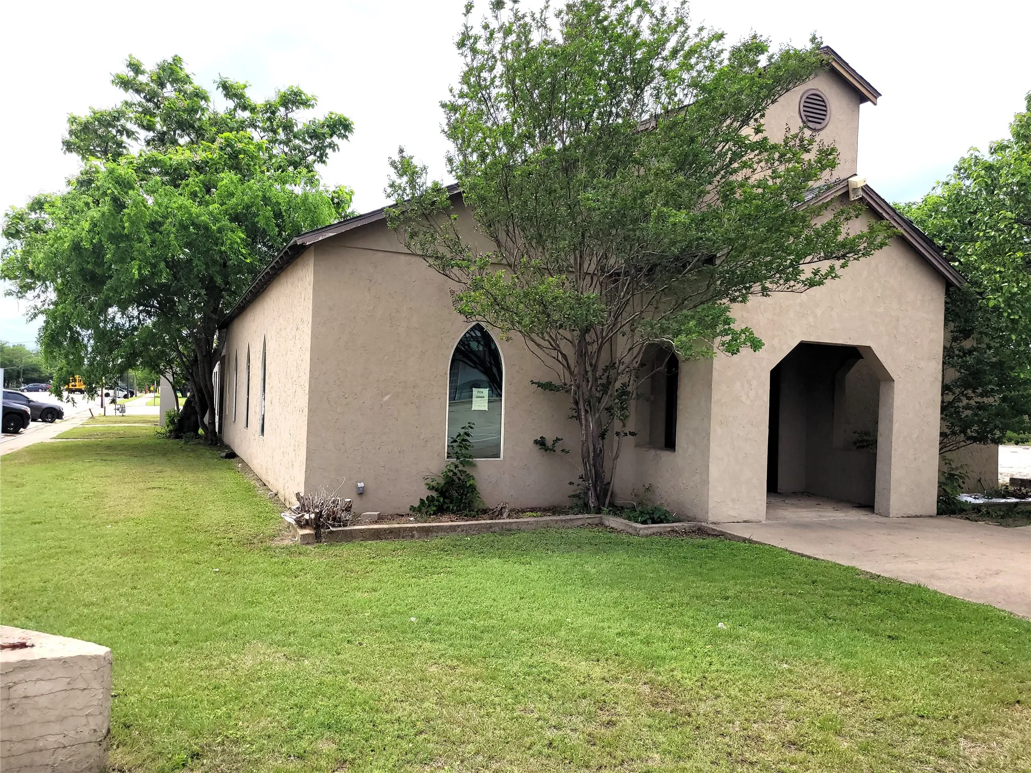 Commercial building in Lake Worth Texas on a corner lot!
