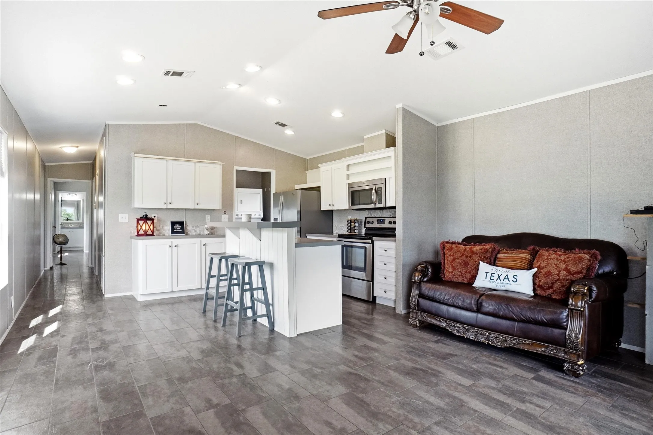 Single Family Residence For Sale in Denton County , 8983 W Odneal Road, Krum, Texas 76249, 2 Bedroom, 2 Bathroom, Garage spaces, 1,762 Sqft, built in 1987, Preowned, mls#21246849, Real Estate Agent in Krum, Homes For Sale in Denton county, Homes For Sale in Krum, Realtor in Krum Texas, Real Estate Brokerage Independent Realty Texas, Luminita Cordes Realtor