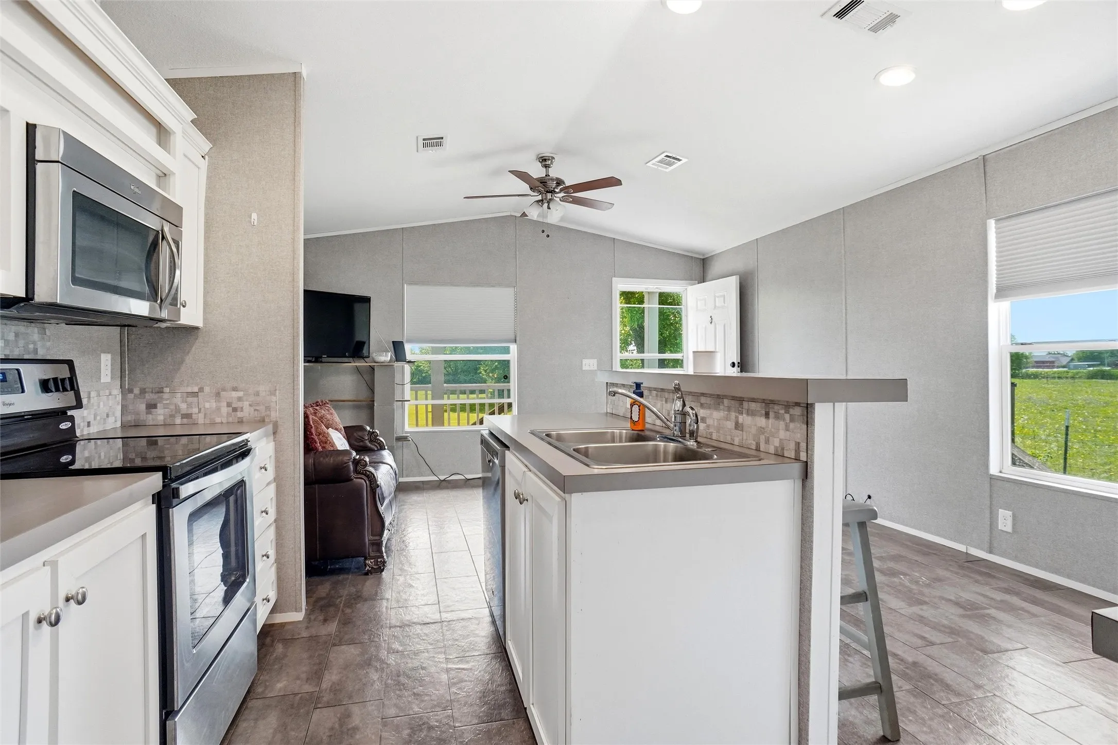 Single Family Residence For Sale in Denton County , 8983 W Odneal Road, Krum, Texas 76249, 2 Bedroom, 2 Bathroom, Garage spaces, 1,762 Sqft, built in 1987, Preowned, mls#21246849, Real Estate Agent in Krum, Homes For Sale in Denton county, Homes For Sale in Krum, Realtor in Krum Texas, Real Estate Brokerage Independent Realty Texas, Luminita Cordes Realtor