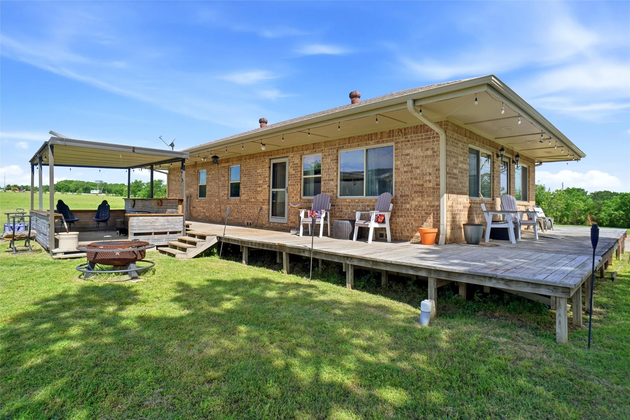 Single Family Residence For Sale in Denton County , 8983 W Odneal Road, Krum, Texas 76249, 2 Bedroom, 2 Bathroom, Garage spaces, 1,762 Sqft, built in 1987, Preowned, mls#21246849, Real Estate Agent in Krum, Homes For Sale in Denton county, Homes For Sale in Krum, Realtor in Krum Texas, Real Estate Brokerage Independent Realty Texas, Luminita Cordes Realtor