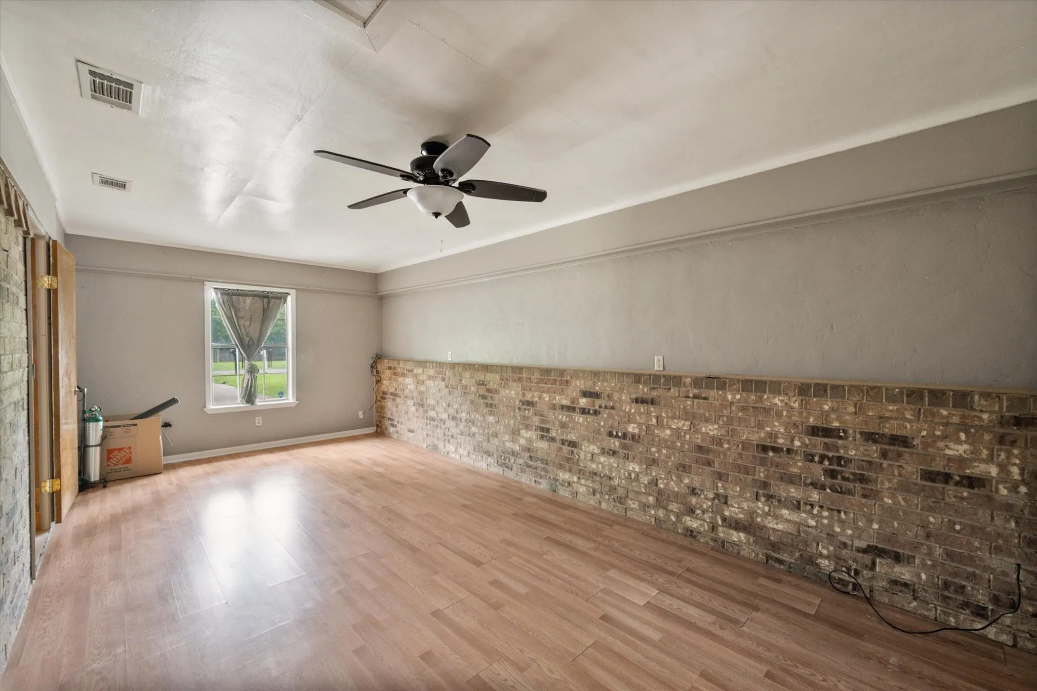 Single Family Residence For Sale in Navarro County , 200 W Garrity Street, Corsicana, Texas 75110, 3 Bedroom, 2 Bathroom, Garage spaces, 1,548 Sqft, built in 1976, Preowned, mls#21247034, Real Estate Agent in Corsicana, Homes For Sale in Navarro county, Homes For Sale in Corsicana, Realtor in Corsicana Texas, Real Estate Brokerage Independent Realty Texas, Luminita Cordes Realtor