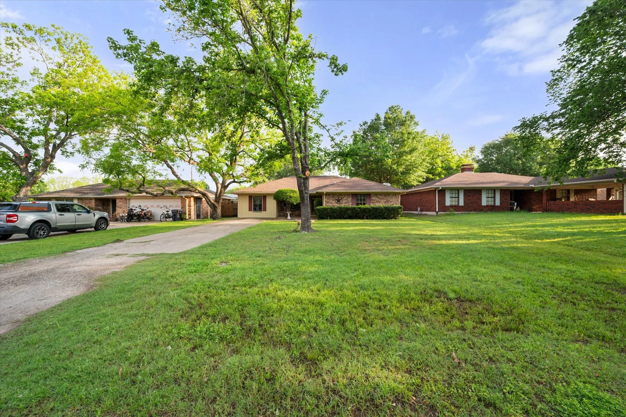 Single Family Residence For Sale in Navarro County , 200 W Garrity Street, Corsicana, Texas 75110, 3 Bedroom, 2 Bathroom, Garage spaces, 1,548 Sqft, built in 1976, Preowned, mls#21247034, Real Estate Agent in Corsicana, Homes For Sale in Navarro county, Homes For Sale in Corsicana, Realtor in Corsicana Texas, Real Estate Brokerage Independent Realty Texas, Luminita Cordes Realtor