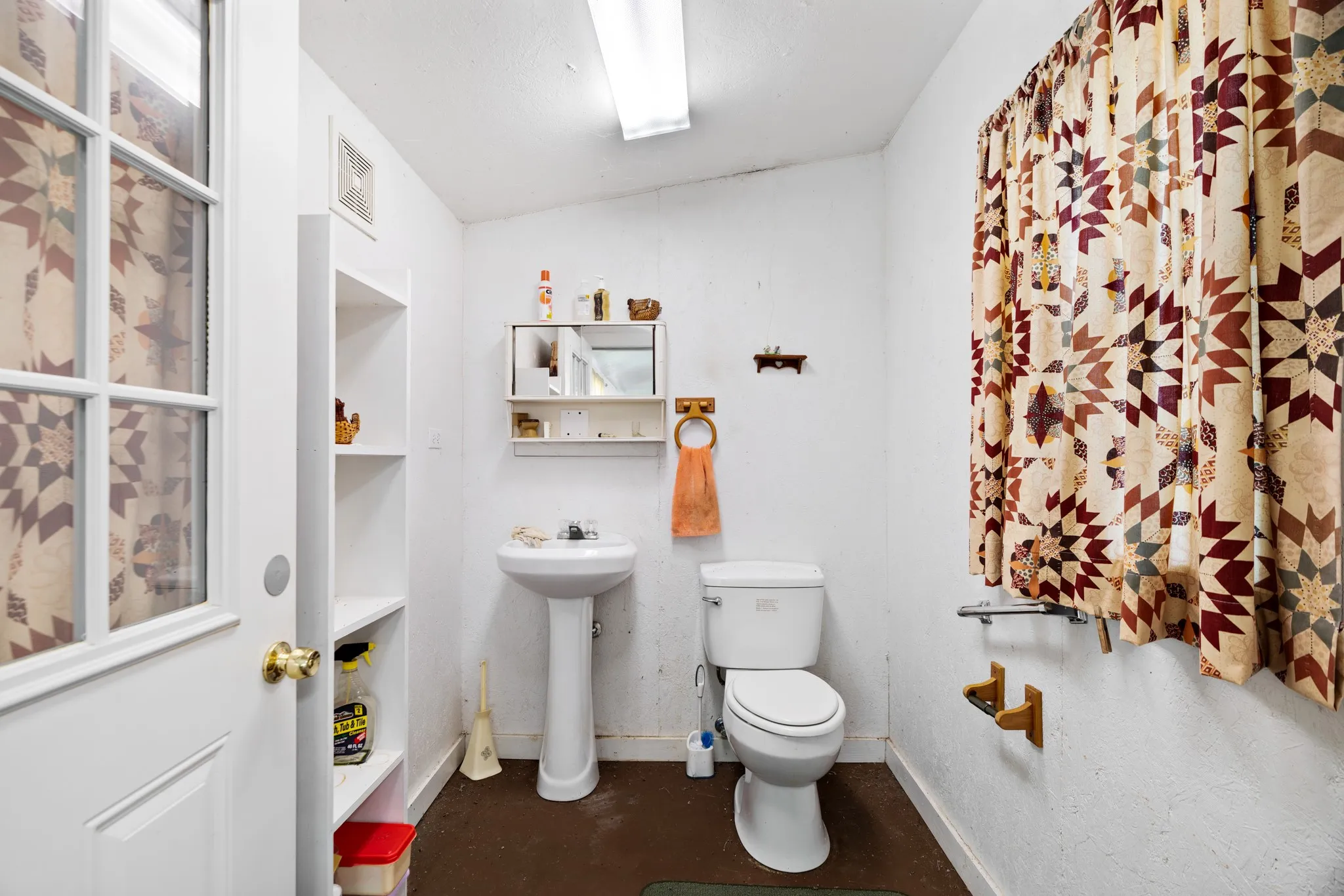 Farm For Sale in Lamar County , 2000 COUNTY ROAD 2420, Honey Grove, Texas 75446, 2 Bedroom, 4 Bathroom, Garage spaces, 3,694 Sqft, built in 1970, mls#21238033, Real Estate Agent in Honey Grove, Homes For Sale in Lamar county, Homes For Sale in Honey Grove, Realtor in Honey Grove Texas, Real Estate Brokerage Independent Realty Texas, Luminita Cordes Realtor