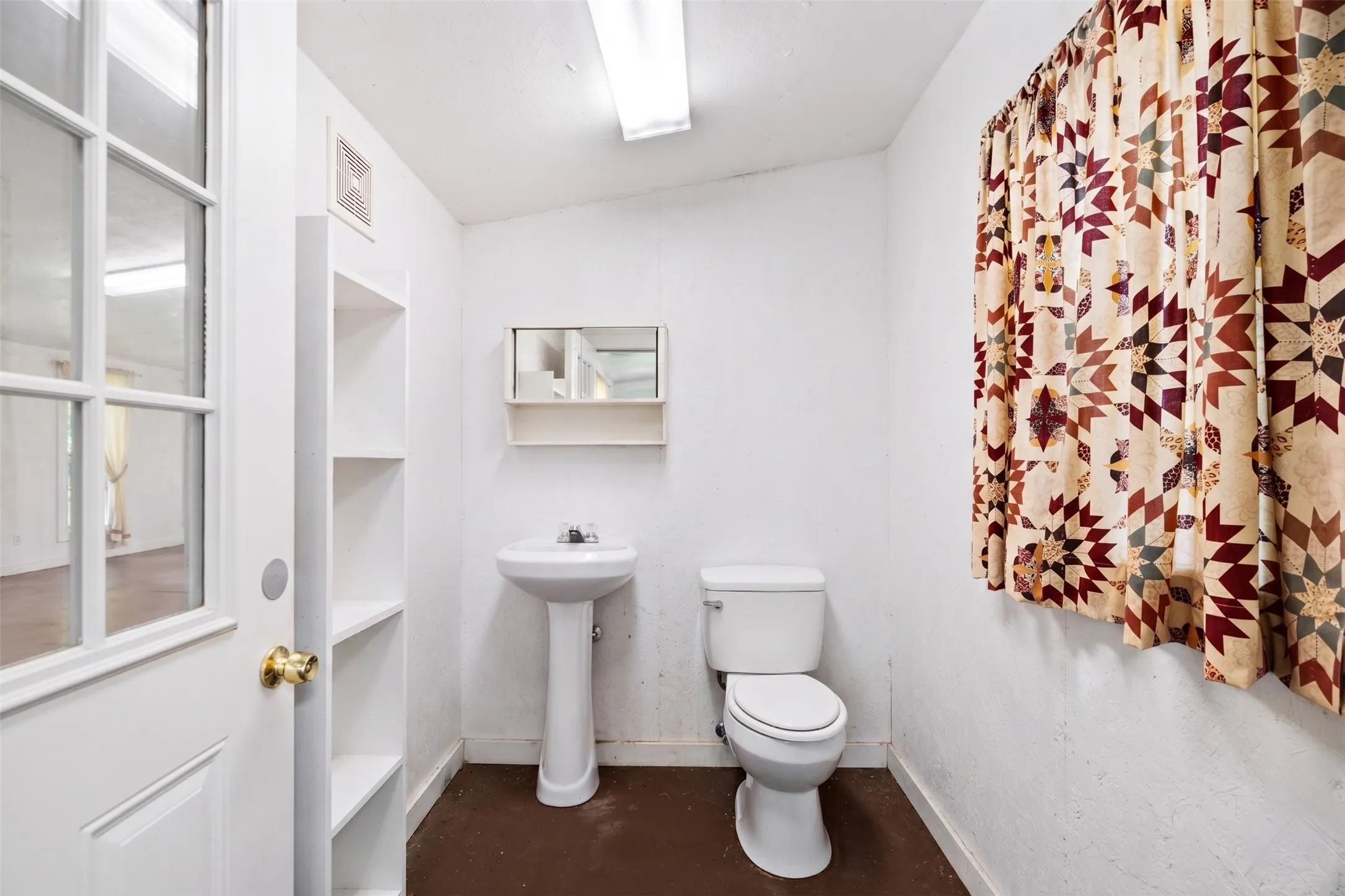 Farm For Sale in Lamar County , 2000 COUNTY ROAD 2420, Honey Grove, Texas 75446, 2 Bedroom, 4 Bathroom, Garage spaces, 3,694 Sqft, built in 1970, mls#21238033, Real Estate Agent in Honey Grove, Homes For Sale in Lamar county, Homes For Sale in Honey Grove, Realtor in Honey Grove Texas, Real Estate Brokerage Independent Realty Texas, Luminita Cordes Realtor