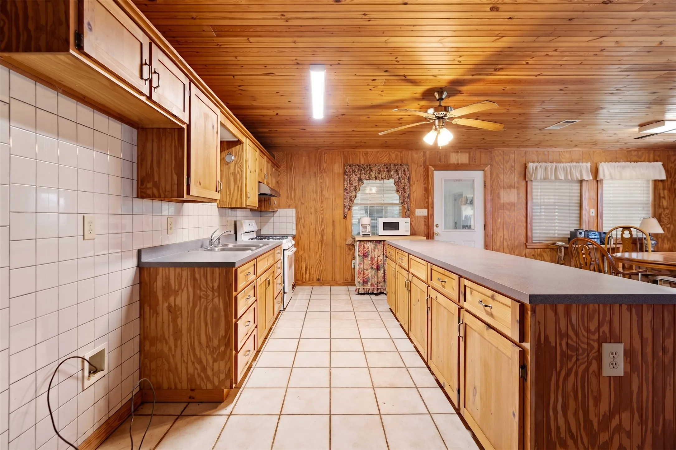 Farm For Sale in Lamar County , 2000 COUNTY ROAD 2420, Honey Grove, Texas 75446, 2 Bedroom, 4 Bathroom, Garage spaces, 3,694 Sqft, built in 1970, mls#21238033, Real Estate Agent in Honey Grove, Homes For Sale in Lamar county, Homes For Sale in Honey Grove, Realtor in Honey Grove Texas, Real Estate Brokerage Independent Realty Texas, Luminita Cordes Realtor