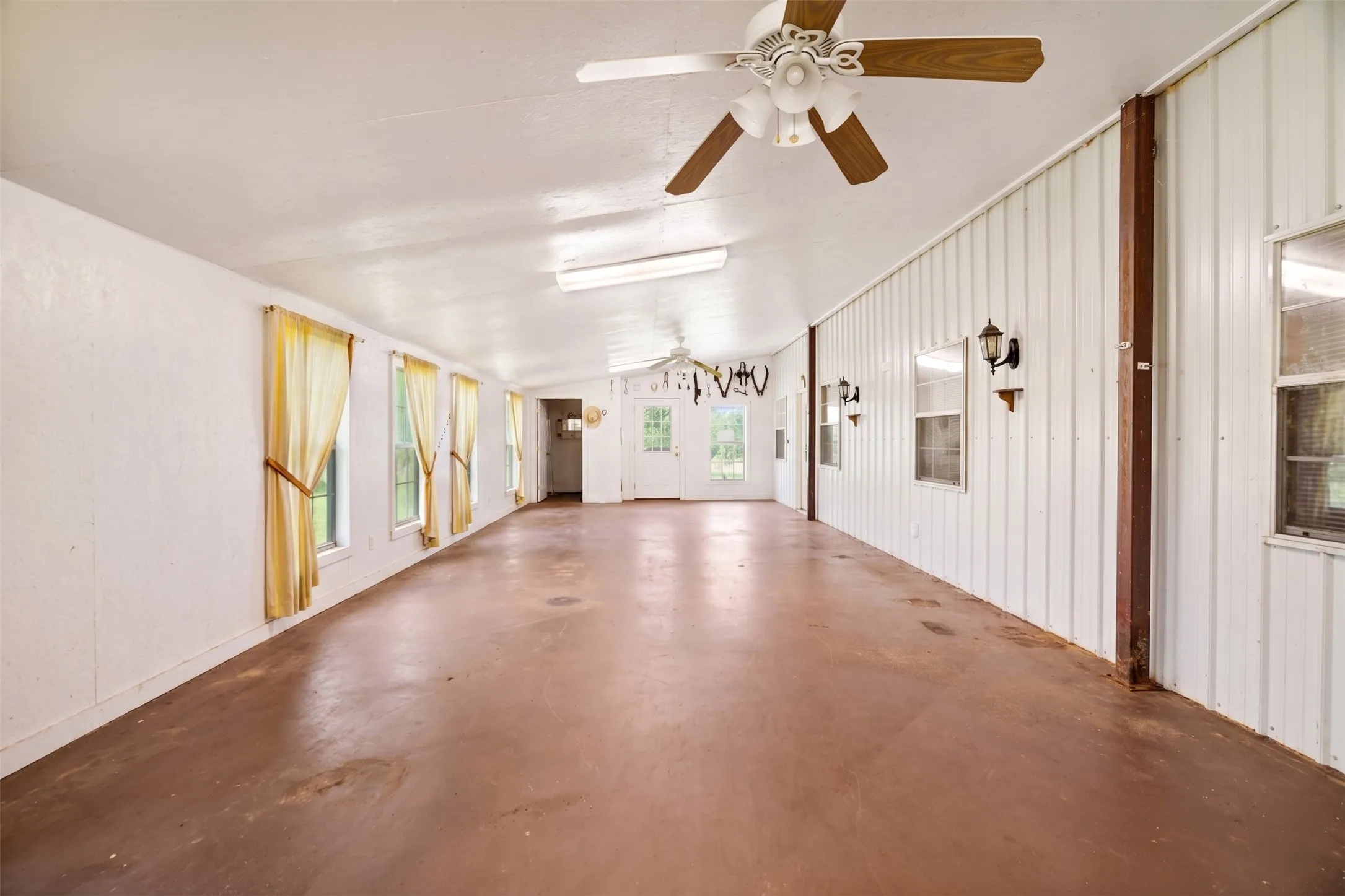 Farm For Sale in Lamar County , 2000 COUNTY ROAD 2420, Honey Grove, Texas 75446, 2 Bedroom, 4 Bathroom, Garage spaces, 3,694 Sqft, built in 1970, mls#21238033, Real Estate Agent in Honey Grove, Homes For Sale in Lamar county, Homes For Sale in Honey Grove, Realtor in Honey Grove Texas, Real Estate Brokerage Independent Realty Texas, Luminita Cordes Realtor