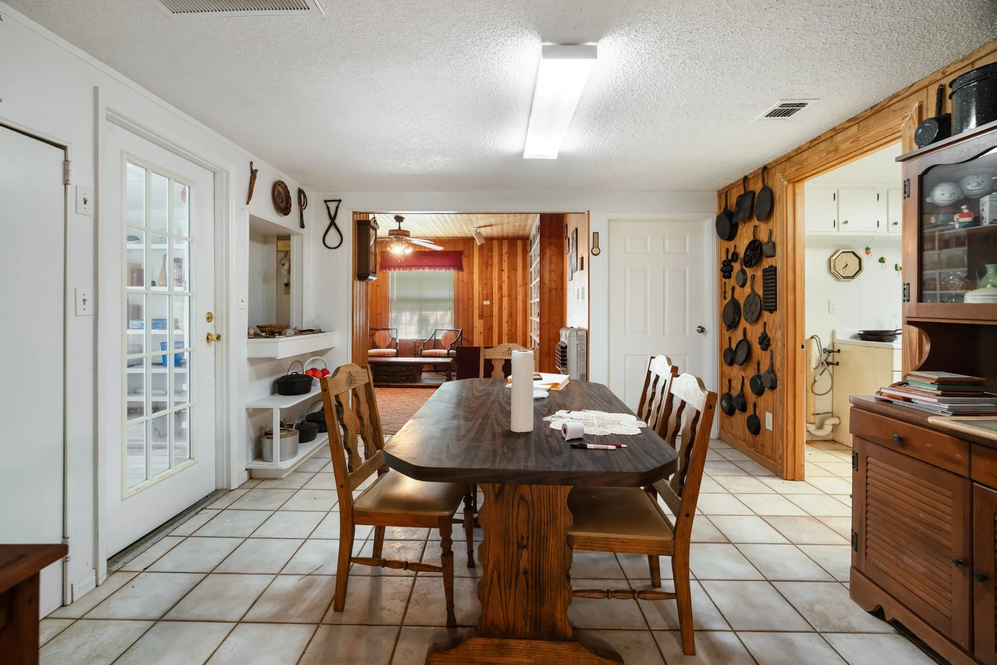Farm For Sale in Lamar County , 2000 COUNTY ROAD 2420, Honey Grove, Texas 75446, 2 Bedroom, 4 Bathroom, Garage spaces, 3,694 Sqft, built in 1970, mls#21238033, Real Estate Agent in Honey Grove, Homes For Sale in Lamar county, Homes For Sale in Honey Grove, Realtor in Honey Grove Texas, Real Estate Brokerage Independent Realty Texas, Luminita Cordes Realtor