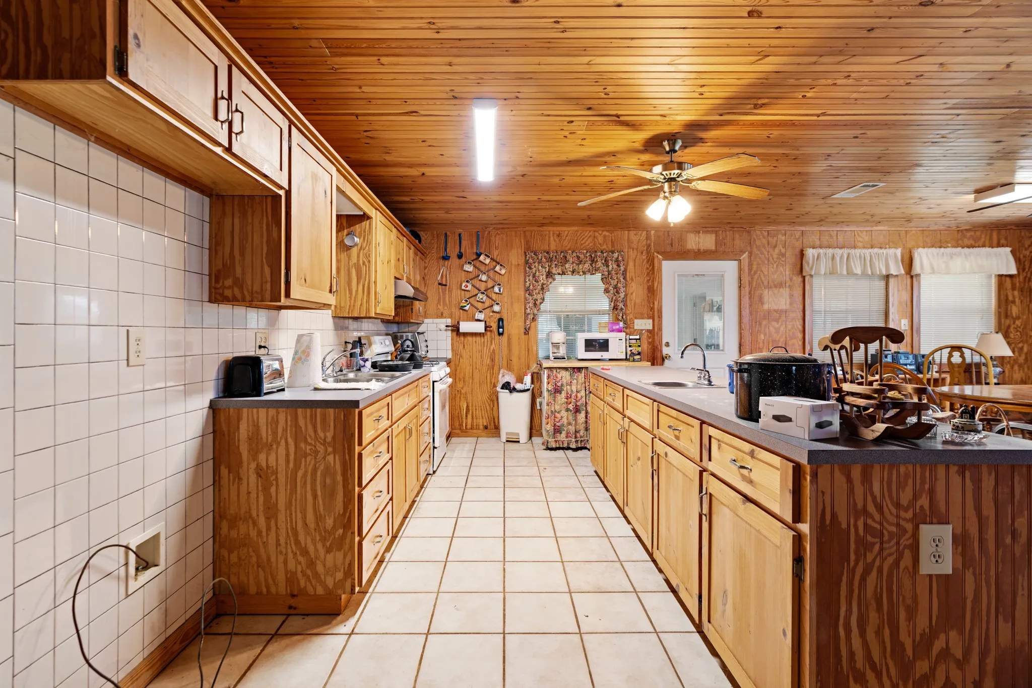 Farm For Sale in Lamar County , 2000 COUNTY ROAD 2420, Honey Grove, Texas 75446, 2 Bedroom, 4 Bathroom, Garage spaces, 3,694 Sqft, built in 1970, mls#21238033, Real Estate Agent in Honey Grove, Homes For Sale in Lamar county, Homes For Sale in Honey Grove, Realtor in Honey Grove Texas, Real Estate Brokerage Independent Realty Texas, Luminita Cordes Realtor