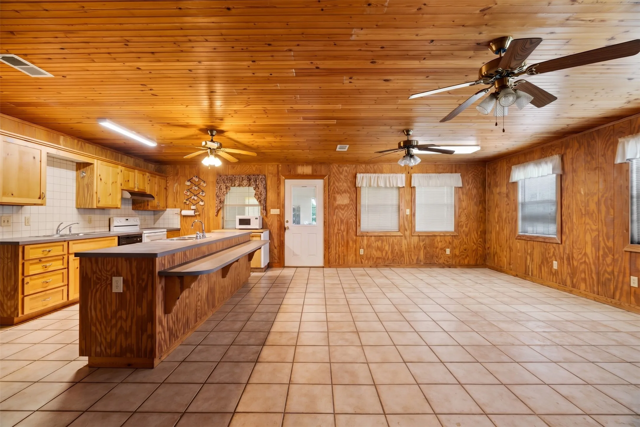 Farm For Sale in Lamar County , 2000 COUNTY ROAD 2420, Honey Grove, Texas 75446, 2 Bedroom, 4 Bathroom, Garage spaces, 3,694 Sqft, built in 1970, mls#21238033, Real Estate Agent in Honey Grove, Homes For Sale in Lamar county, Homes For Sale in Honey Grove, Realtor in Honey Grove Texas, Real Estate Brokerage Independent Realty Texas, Luminita Cordes Realtor