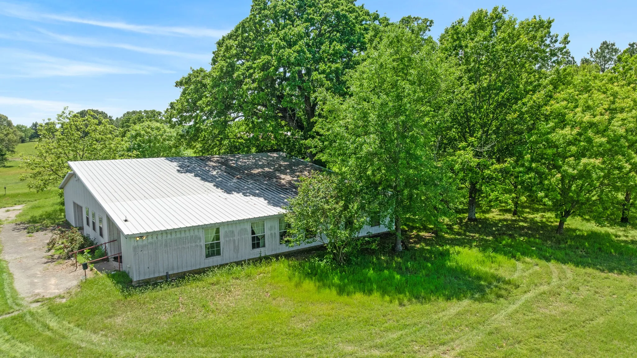 Farm For Sale in Lamar County , 2000 COUNTY ROAD 2420, Honey Grove, Texas 75446, 2 Bedroom, 4 Bathroom, Garage spaces, 3,694 Sqft, built in 1970, mls#21238033, Real Estate Agent in Honey Grove, Homes For Sale in Lamar county, Homes For Sale in Honey Grove, Realtor in Honey Grove Texas, Real Estate Brokerage Independent Realty Texas, Luminita Cordes Realtor