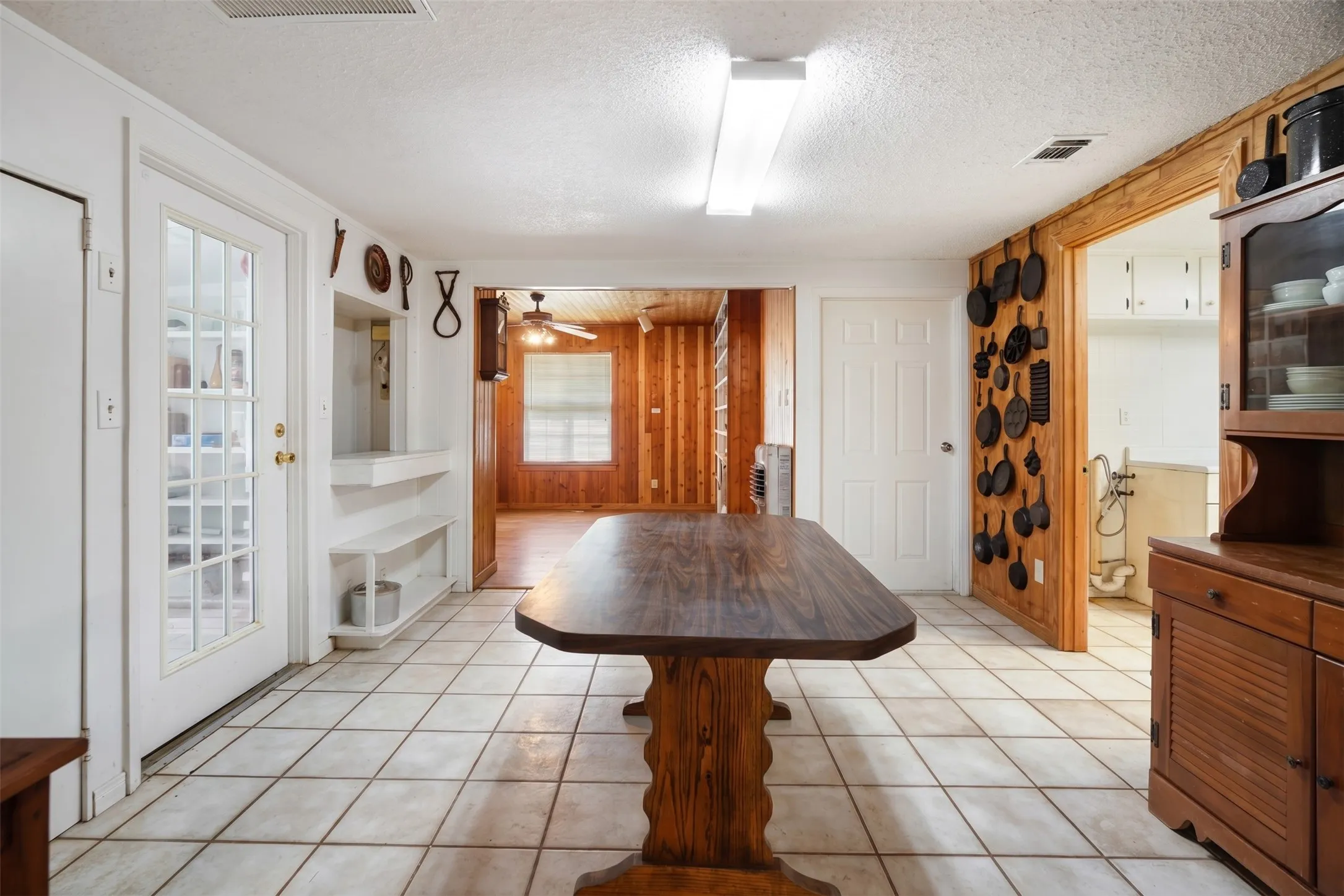 Farm For Sale in Lamar County , 2000 COUNTY ROAD 2420, Honey Grove, Texas 75446, 2 Bedroom, 4 Bathroom, Garage spaces, 3,694 Sqft, built in 1970, mls#21238033, Real Estate Agent in Honey Grove, Homes For Sale in Lamar county, Homes For Sale in Honey Grove, Realtor in Honey Grove Texas, Real Estate Brokerage Independent Realty Texas, Luminita Cordes Realtor