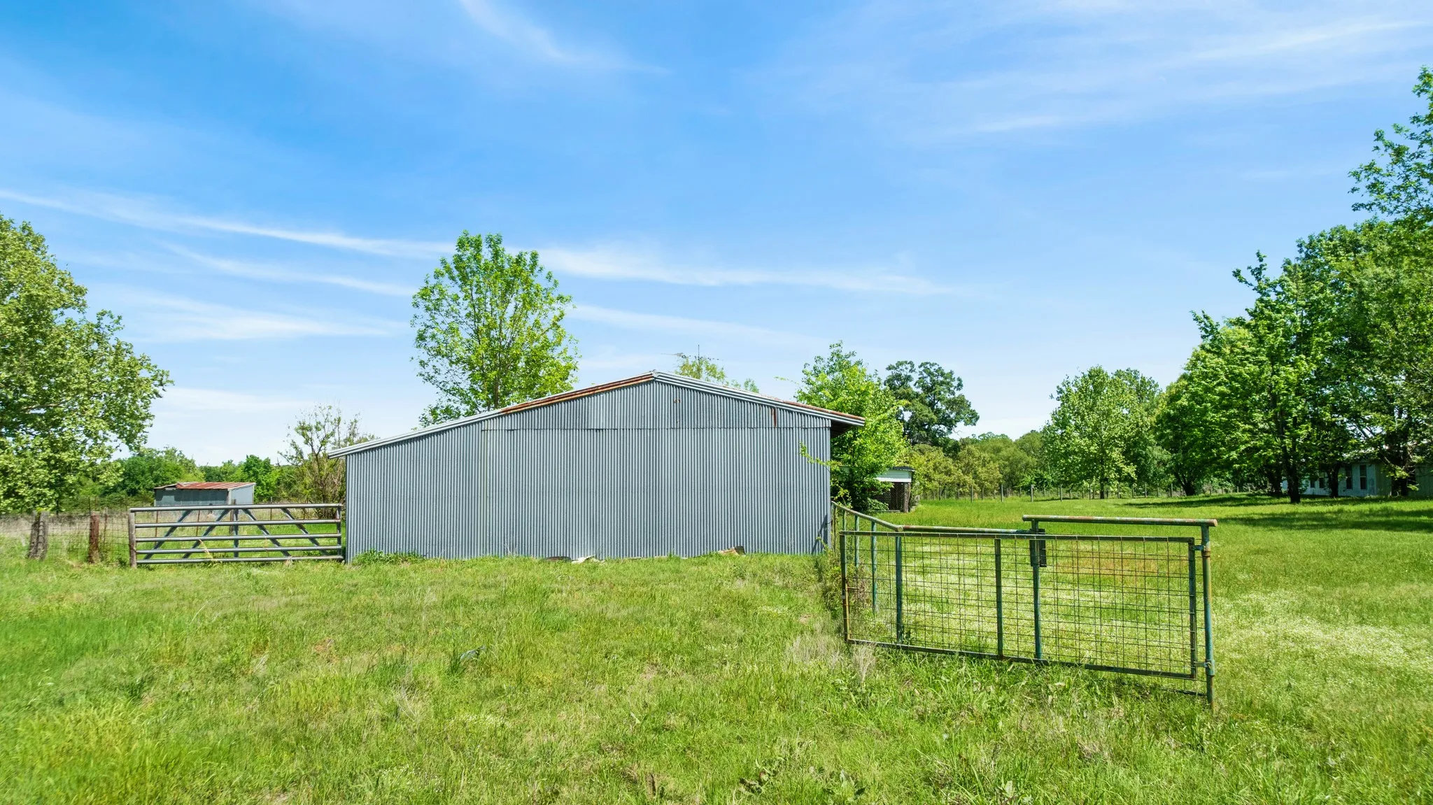 Farm For Sale in Lamar County , 2000 COUNTY ROAD 2420, Honey Grove, Texas 75446, 2 Bedroom, 4 Bathroom, Garage spaces, 3,694 Sqft, built in 1970, mls#21238033, Real Estate Agent in Honey Grove, Homes For Sale in Lamar county, Homes For Sale in Honey Grove, Realtor in Honey Grove Texas, Real Estate Brokerage Independent Realty Texas, Luminita Cordes Realtor
