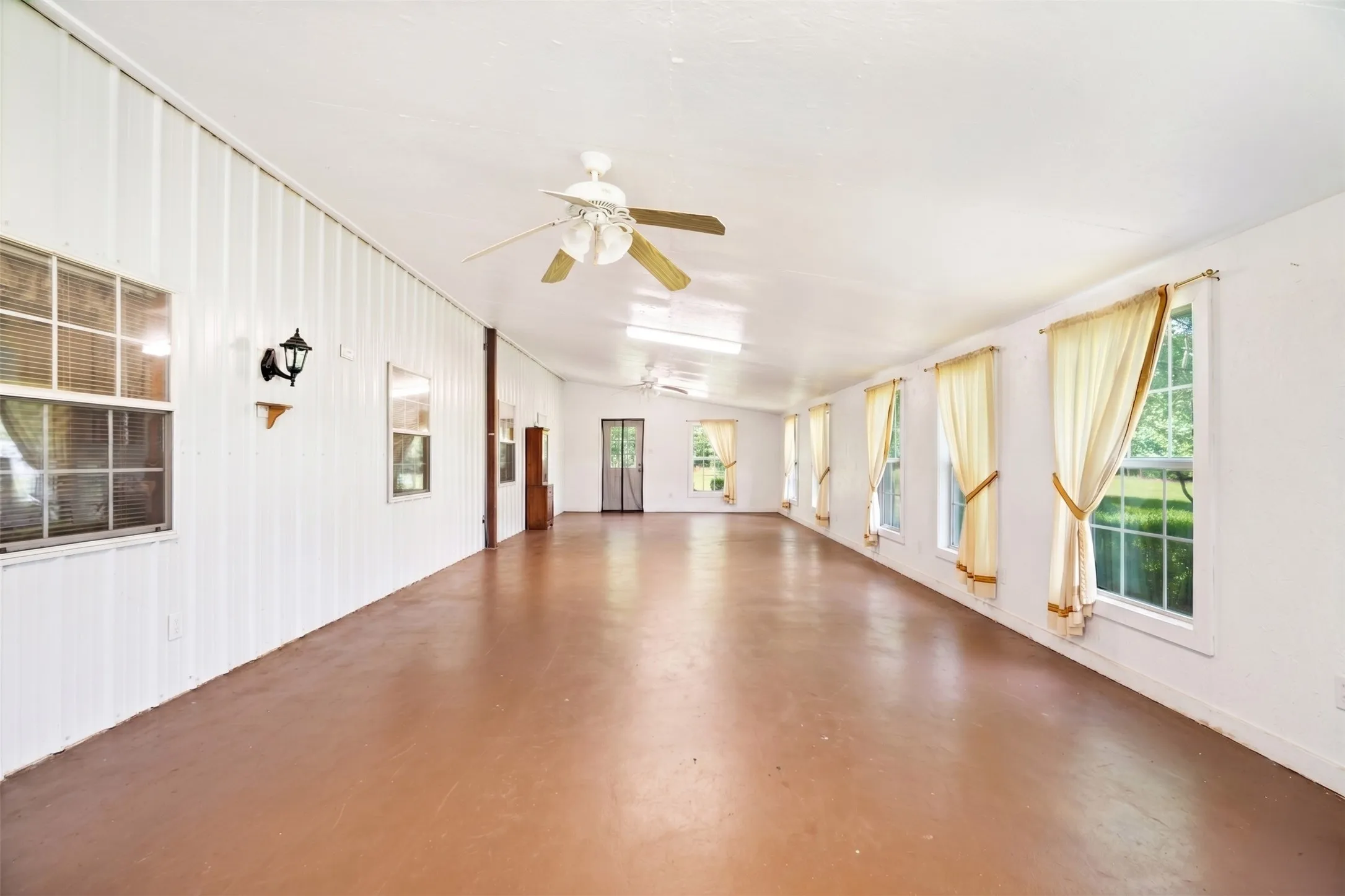 Farm For Sale in Lamar County , 2000 COUNTY ROAD 2420, Honey Grove, Texas 75446, 2 Bedroom, 4 Bathroom, Garage spaces, 3,694 Sqft, built in 1970, mls#21238033, Real Estate Agent in Honey Grove, Homes For Sale in Lamar county, Homes For Sale in Honey Grove, Realtor in Honey Grove Texas, Real Estate Brokerage Independent Realty Texas, Luminita Cordes Realtor