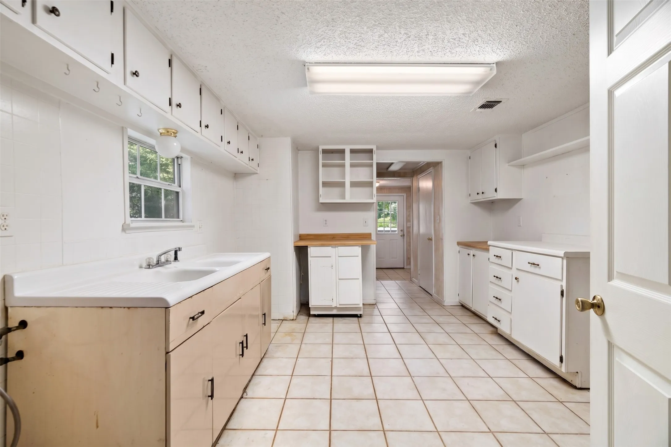 Farm For Sale in Lamar County , 2000 COUNTY ROAD 2420, Honey Grove, Texas 75446, 2 Bedroom, 4 Bathroom, Garage spaces, 3,694 Sqft, built in 1970, mls#21238033, Real Estate Agent in Honey Grove, Homes For Sale in Lamar county, Homes For Sale in Honey Grove, Realtor in Honey Grove Texas, Real Estate Brokerage Independent Realty Texas, Luminita Cordes Realtor