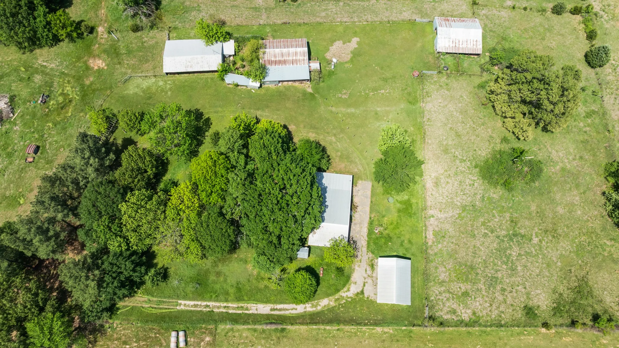Farm For Sale in Lamar County , 2000 COUNTY ROAD 2420, Honey Grove, Texas 75446, 2 Bedroom, 4 Bathroom, Garage spaces, 3,694 Sqft, built in 1970, mls#21238033, Real Estate Agent in Honey Grove, Homes For Sale in Lamar county, Homes For Sale in Honey Grove, Realtor in Honey Grove Texas, Real Estate Brokerage Independent Realty Texas, Luminita Cordes Realtor