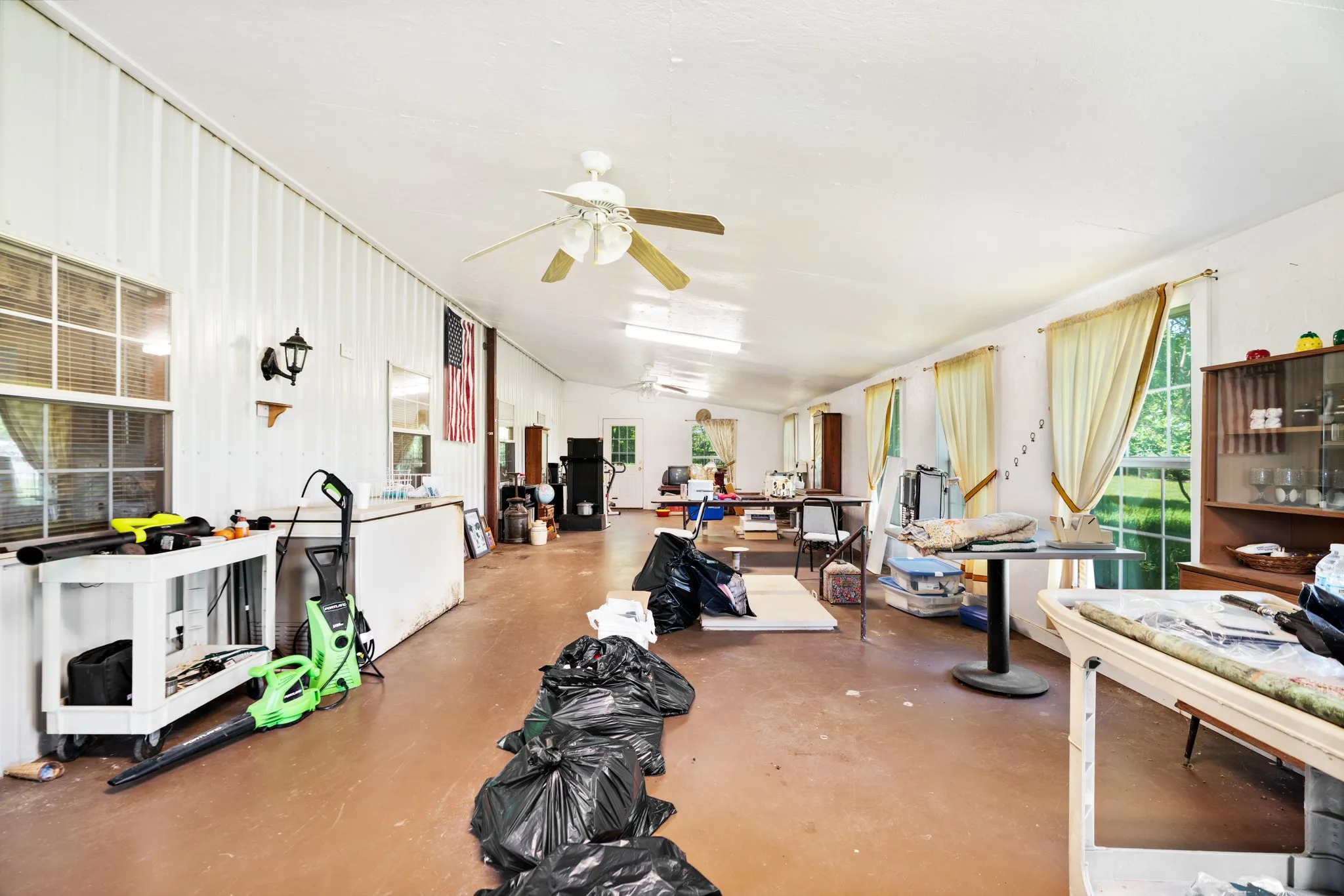Farm For Sale in Lamar County , 2000 COUNTY ROAD 2420, Honey Grove, Texas 75446, 2 Bedroom, 4 Bathroom, Garage spaces, 3,694 Sqft, built in 1970, mls#21238033, Real Estate Agent in Honey Grove, Homes For Sale in Lamar county, Homes For Sale in Honey Grove, Realtor in Honey Grove Texas, Real Estate Brokerage Independent Realty Texas, Luminita Cordes Realtor