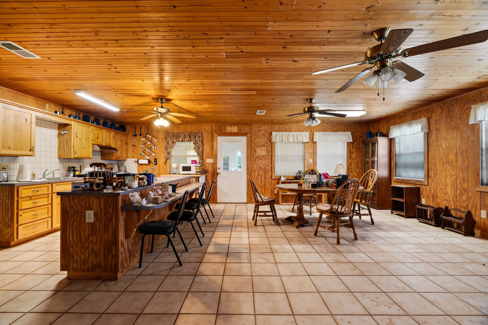 Farm For Sale in Lamar County , 2000 COUNTY ROAD 2420, Honey Grove, Texas 75446, 2 Bedroom, 4 Bathroom, Garage spaces, 3,694 Sqft, built in 1970, mls#21238033, Real Estate Agent in Honey Grove, Homes For Sale in Lamar county, Homes For Sale in Honey Grove, Realtor in Honey Grove Texas, Real Estate Brokerage Independent Realty Texas, Luminita Cordes Realtor