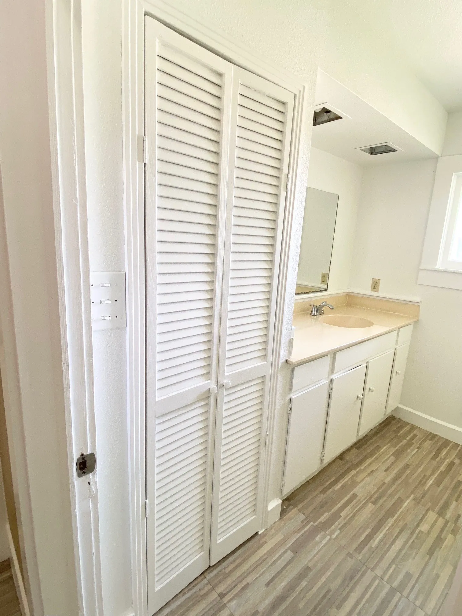 Single Family Residence For Sale in Ellis County , 106 W Decatur Street, Ennis, Texas 75119, 4 Bedroom, 2 Bathroom, Garage spaces, 1,870 Sqft, built in 1925, Preowned, mls#21247647, Real Estate Agent in Ennis, Homes For Sale in Ellis county, Homes For Sale in Ennis, Realtor in Ennis Texas, Real Estate Brokerage Independent Realty Texas, Luminita Cordes Realtor