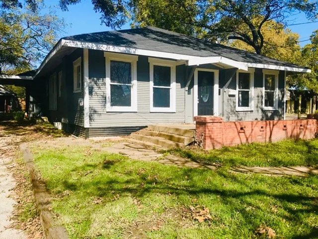 Single Family Residence For Sale in Ellis County , 106 W Decatur Street, Ennis, Texas 75119, 4 Bedroom, 2 Bathroom, Garage spaces, 1,870 Sqft, built in 1925, Preowned, mls#21247647, Real Estate Agent in Ennis, Homes For Sale in Ellis county, Homes For Sale in Ennis, Realtor in Ennis Texas, Real Estate Brokerage Independent Realty Texas, Luminita Cordes Realtor