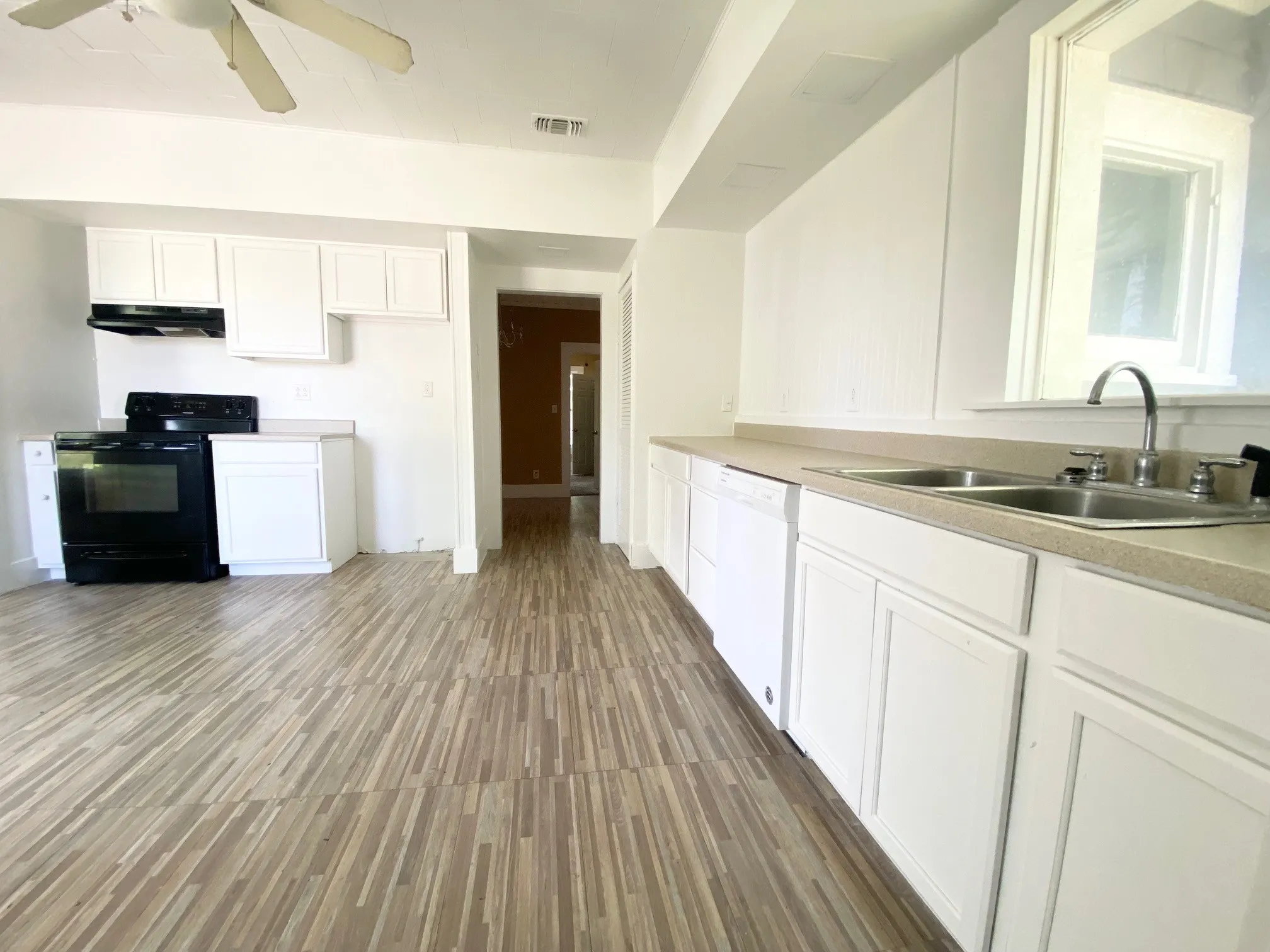 Single Family Residence For Sale in Ellis County , 106 W Decatur Street, Ennis, Texas 75119, 4 Bedroom, 2 Bathroom, Garage spaces, 1,870 Sqft, built in 1925, Preowned, mls#21247647, Real Estate Agent in Ennis, Homes For Sale in Ellis county, Homes For Sale in Ennis, Realtor in Ennis Texas, Real Estate Brokerage Independent Realty Texas, Luminita Cordes Realtor
