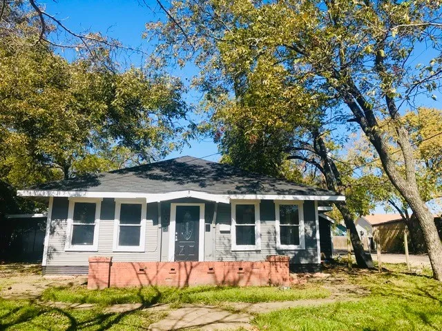 Single Family Residence For Sale in Ellis County , 106 W Decatur Street, Ennis, Texas 75119, 4 Bedroom, 2 Bathroom, Garage spaces, 1,870 Sqft, built in 1925, Preowned, mls#21247647, Real Estate Agent in Ennis, Homes For Sale in Ellis county, Homes For Sale in Ennis, Realtor in Ennis Texas, Real Estate Brokerage Independent Realty Texas, Luminita Cordes Realtor